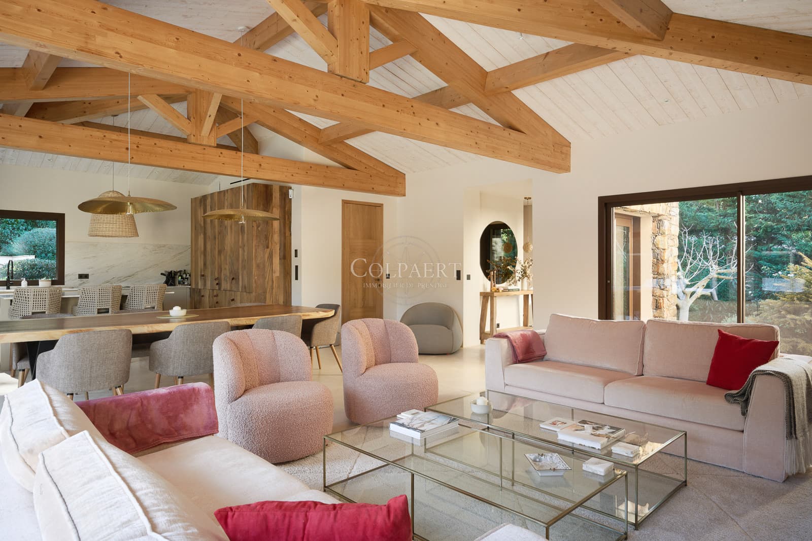 Salon lumineux avec plafonds cathédrale et larges baies vitrées dans cette villa contemporaine à vendre à Ramatuelle proche des plages de Pampelonne.