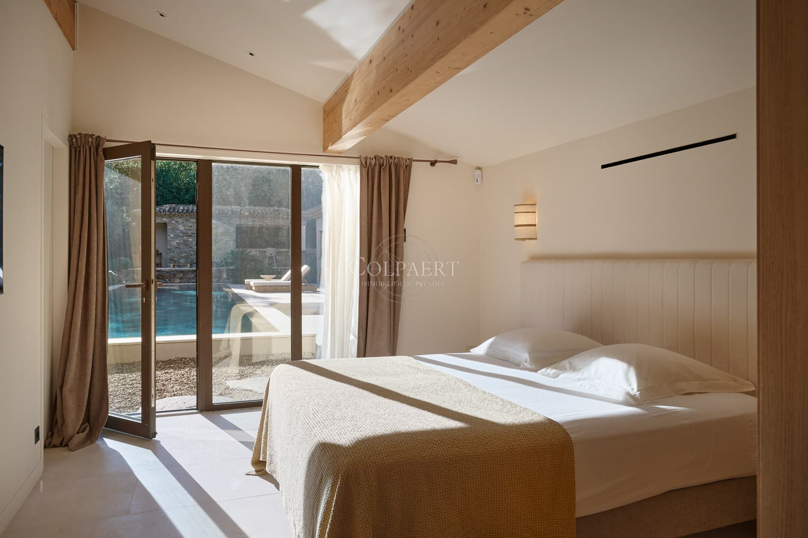 Chambre lumineuse avec salle de douche privative dans cette villa de luxe à vendre à Ramatuelle proche des plages de Pampelonne.