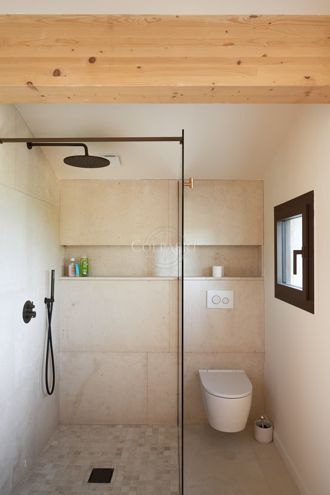 Salle de douche contemporaine avec matériaux de qualité dans cette villa de luxe à vendre à Ramatuelle située dans un domaine privé.