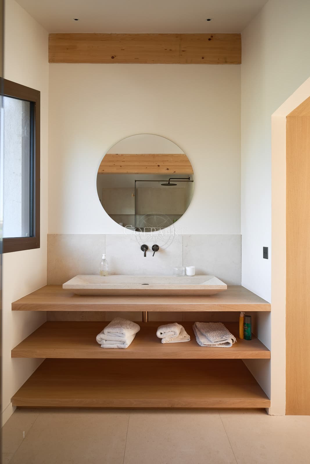 Salle de douche contemporaine avec matériaux de qualité dans cette villa de luxe à vendre à Ramatuelle située dans un domaine privé.