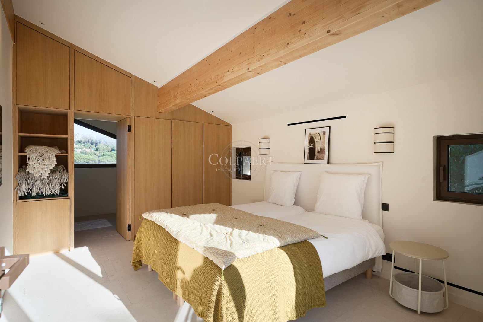 Chambre lumineuse avec salle de douche privative dans cette villa de luxe à vendre à Ramatuelle proche des plages de Pampelonne.