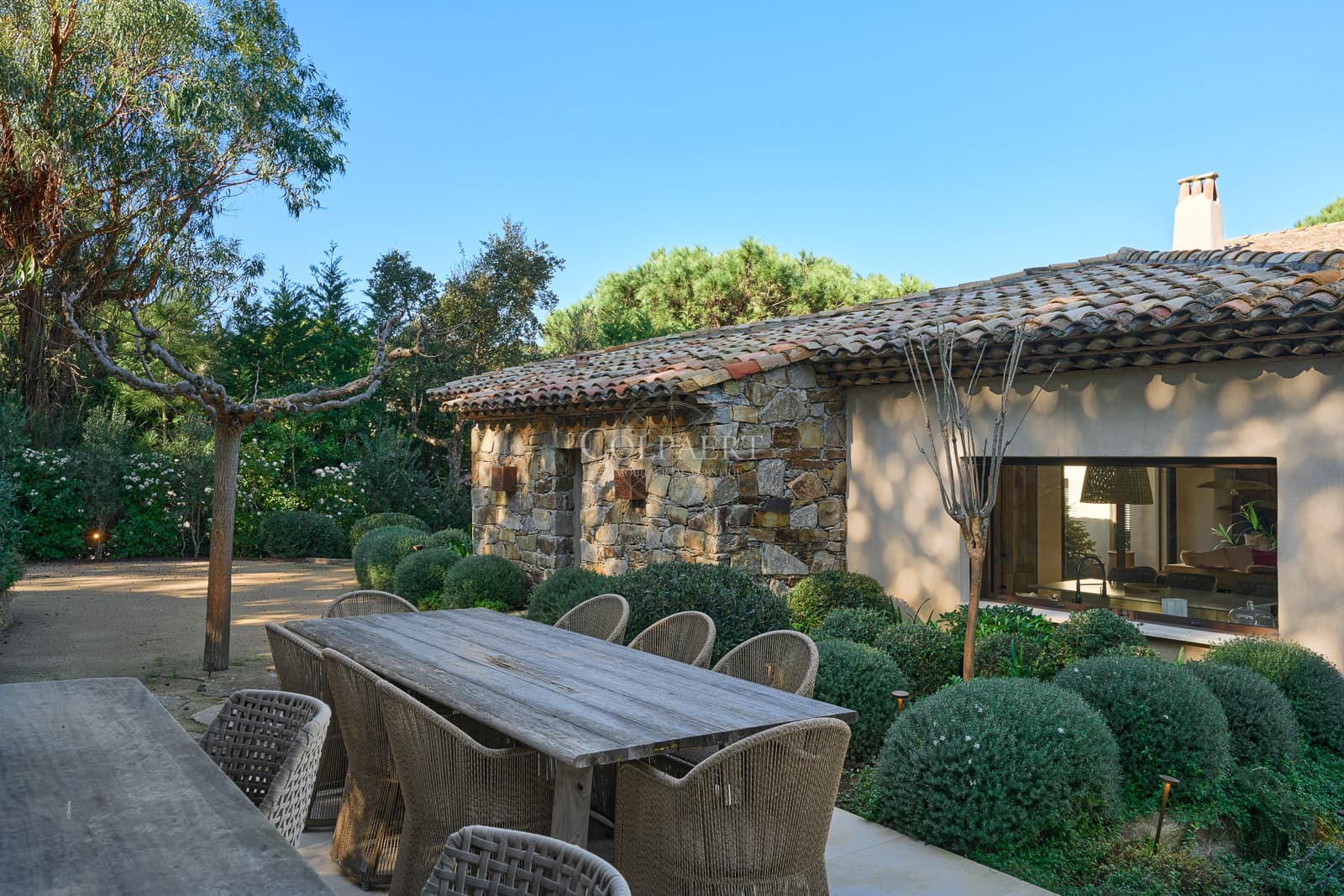 Spacieuse terrasse extérieure idéale pour profiter du climat de la Côte d’Azur dans cette villa de luxe à vendre à Ramatuelle près de Pampelonne.