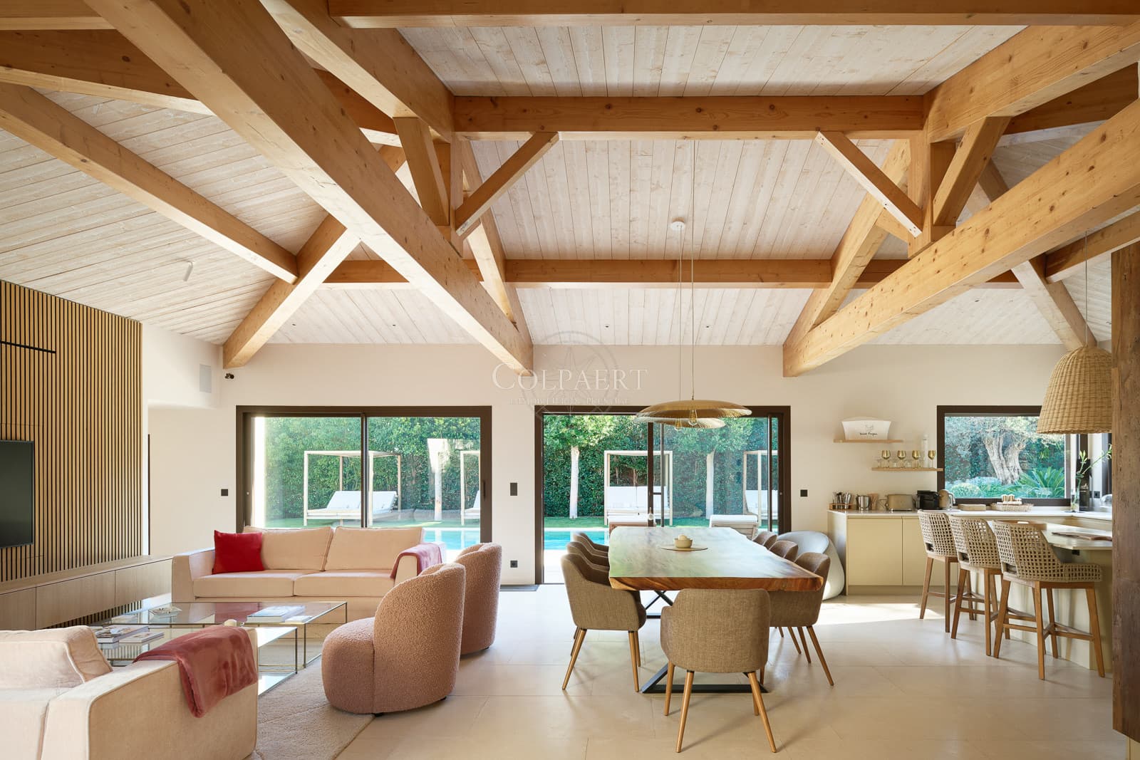 Salon lumineux avec plafonds cathédrale et larges baies vitrées dans cette villa contemporaine à vendre à Ramatuelle proche des plages de Pampelonne.