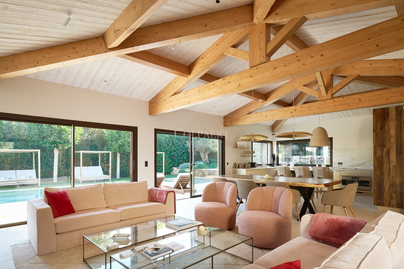 Salon lumineux avec plafonds cathédrale et larges baies vitrées dans cette villa contemporaine à vendre à Ramatuelle proche des plages de Pampelonne.