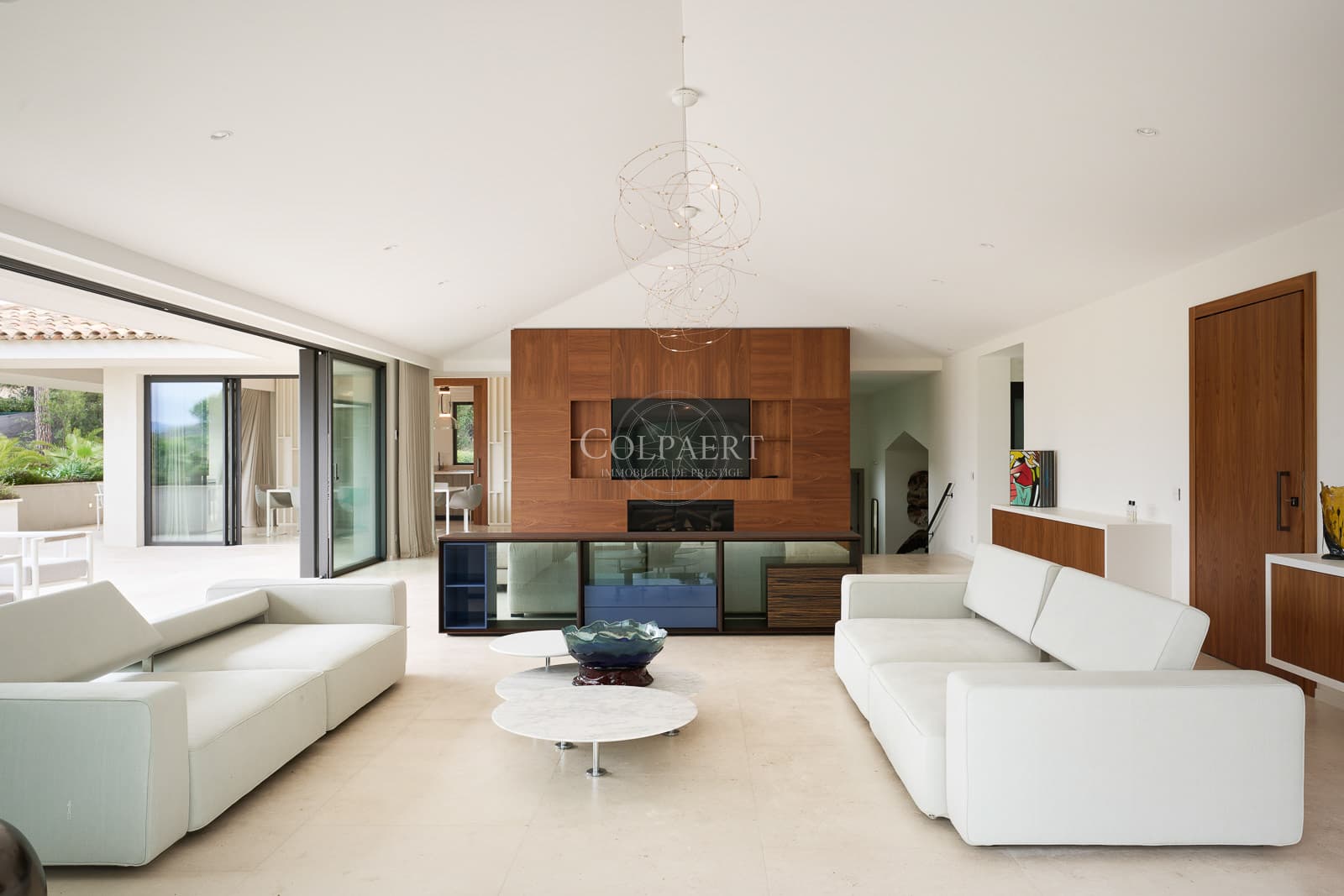 Salon spacieux baigné de lumière grâce aux larges baies vitrées dans cette villa de luxe à vendre près de Saint-Tropez.