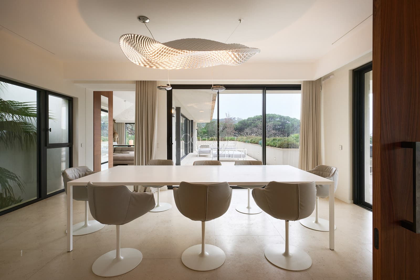 Salle à manger élégante ouverte sur l’espace de réception de cette villa de luxe à vendre près de Saint-Tropez.