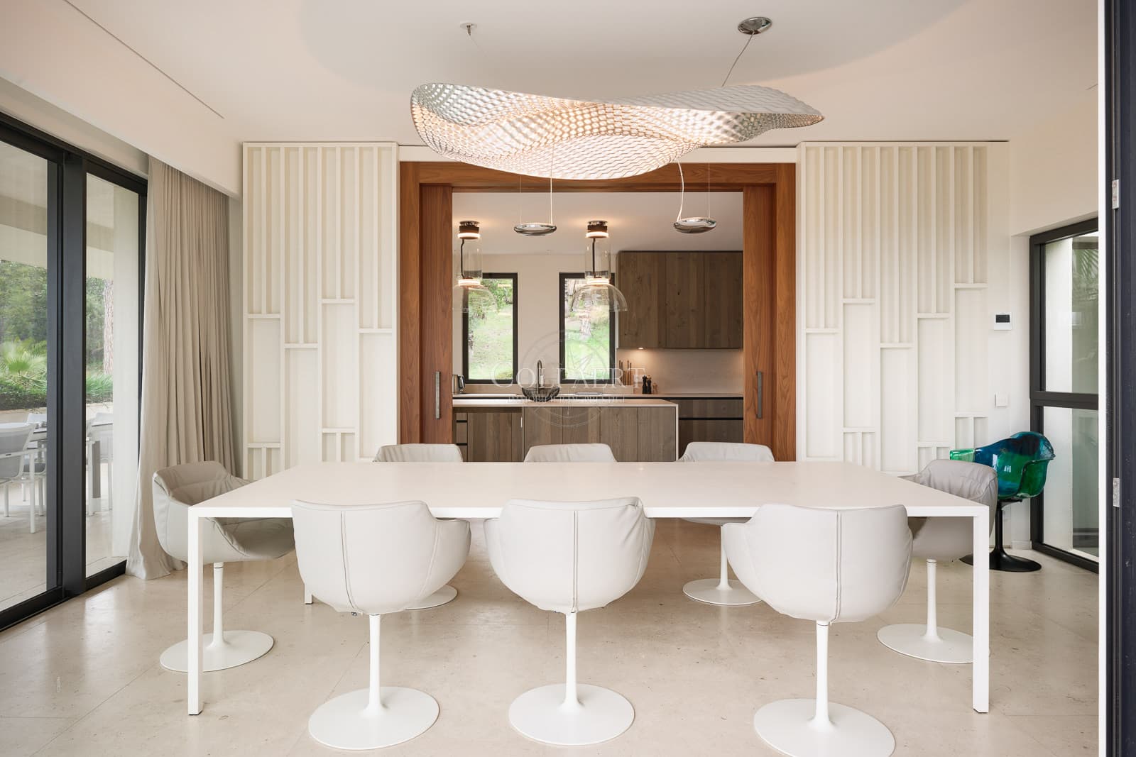 Salle à manger élégante ouverte sur l’espace de réception de cette villa de luxe à vendre près de Saint-Tropez.
