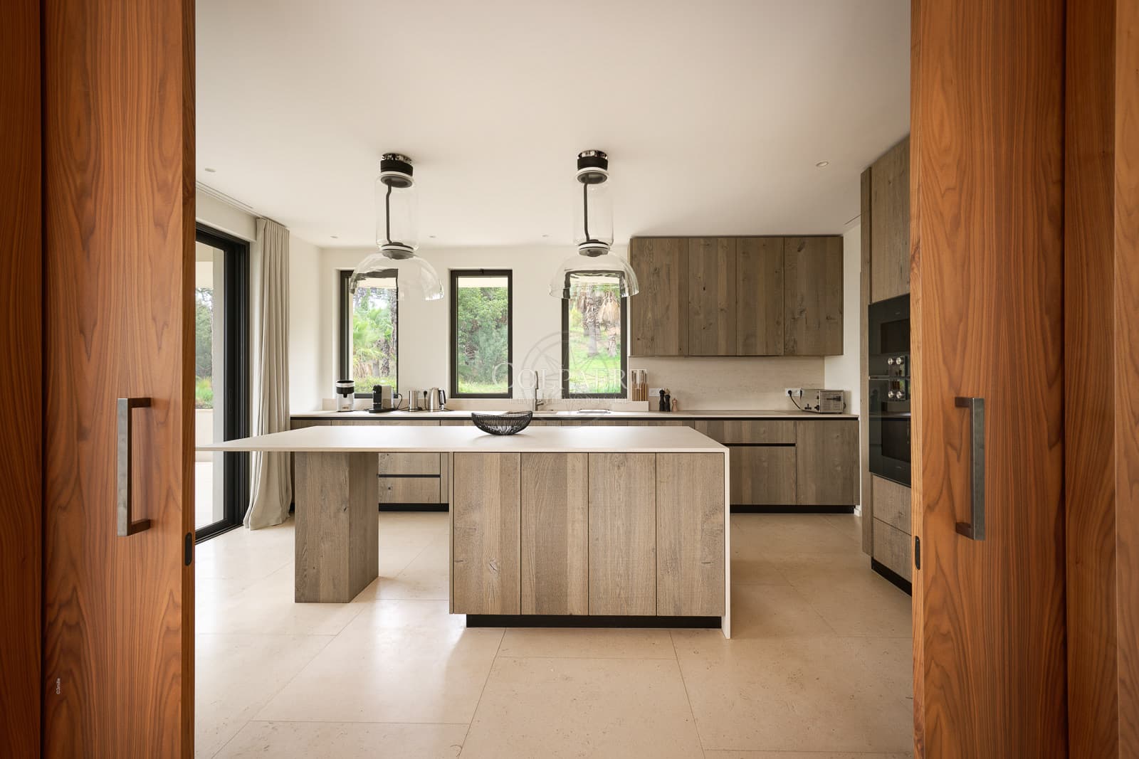 Cuisine moderne entièrement équipée avec finitions haut de gamme dans cette villa de luxe à vendre près de Saint-Tropez.