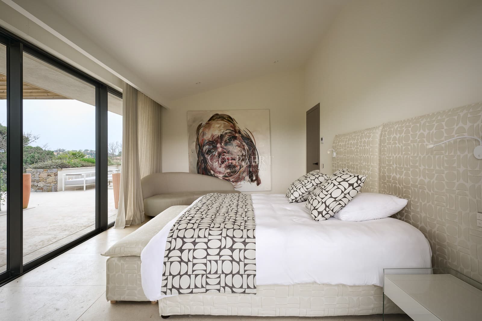 Suite parentale spacieuse avec salle de bains privative dans cette villa de luxe à vendre près de Saint-Tropez.