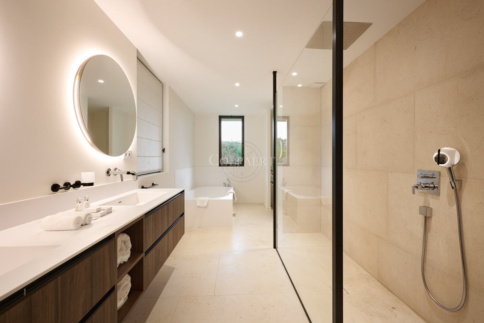 Salle de bains élégante avec matériaux nobles dans cette villa contemporaine à vendre près de Saint-Tropez et Pampelonne.