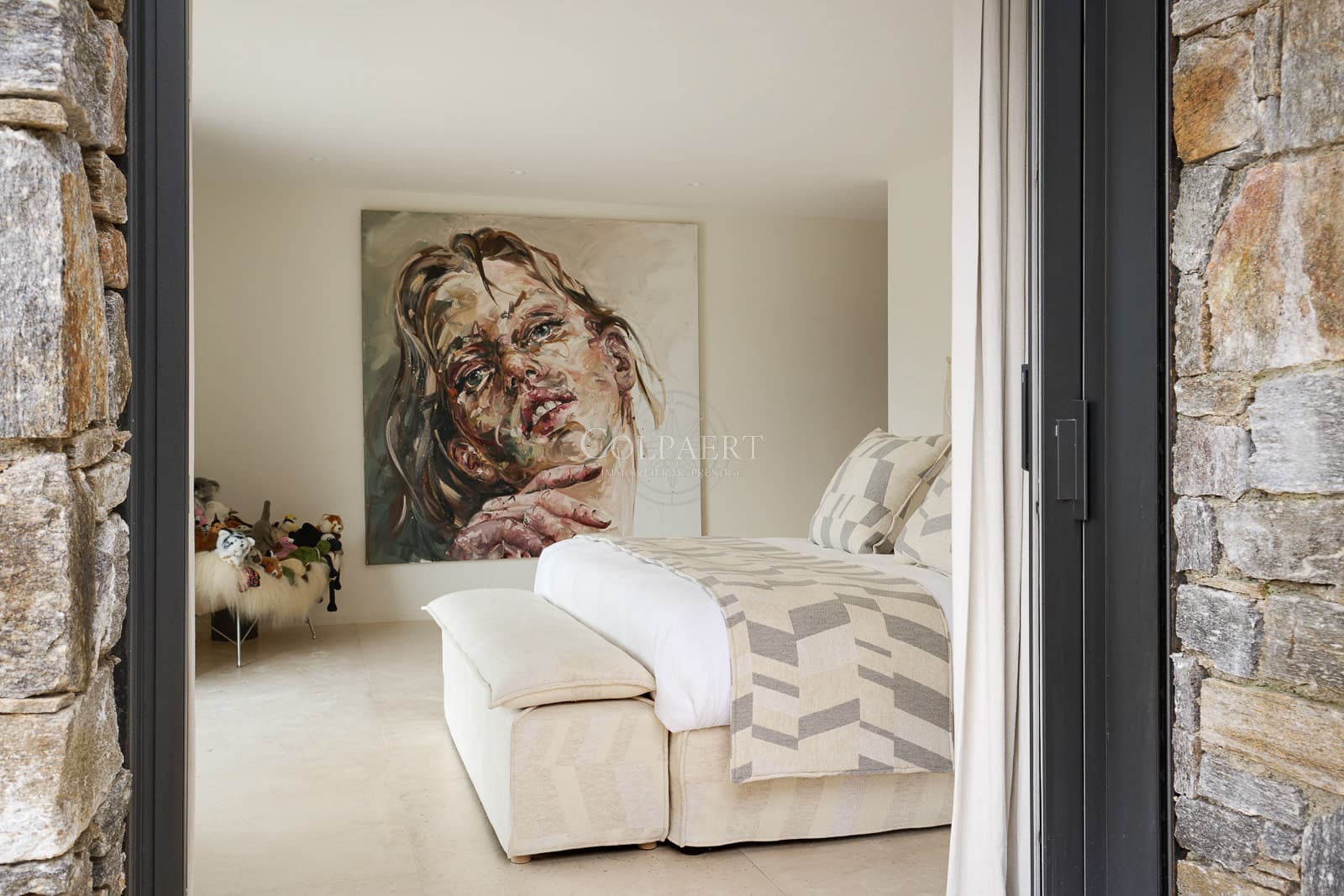 Chambre en suite lumineuse offrant confort et intimité dans cette villa de luxe à vendre près de Saint-Tropez.