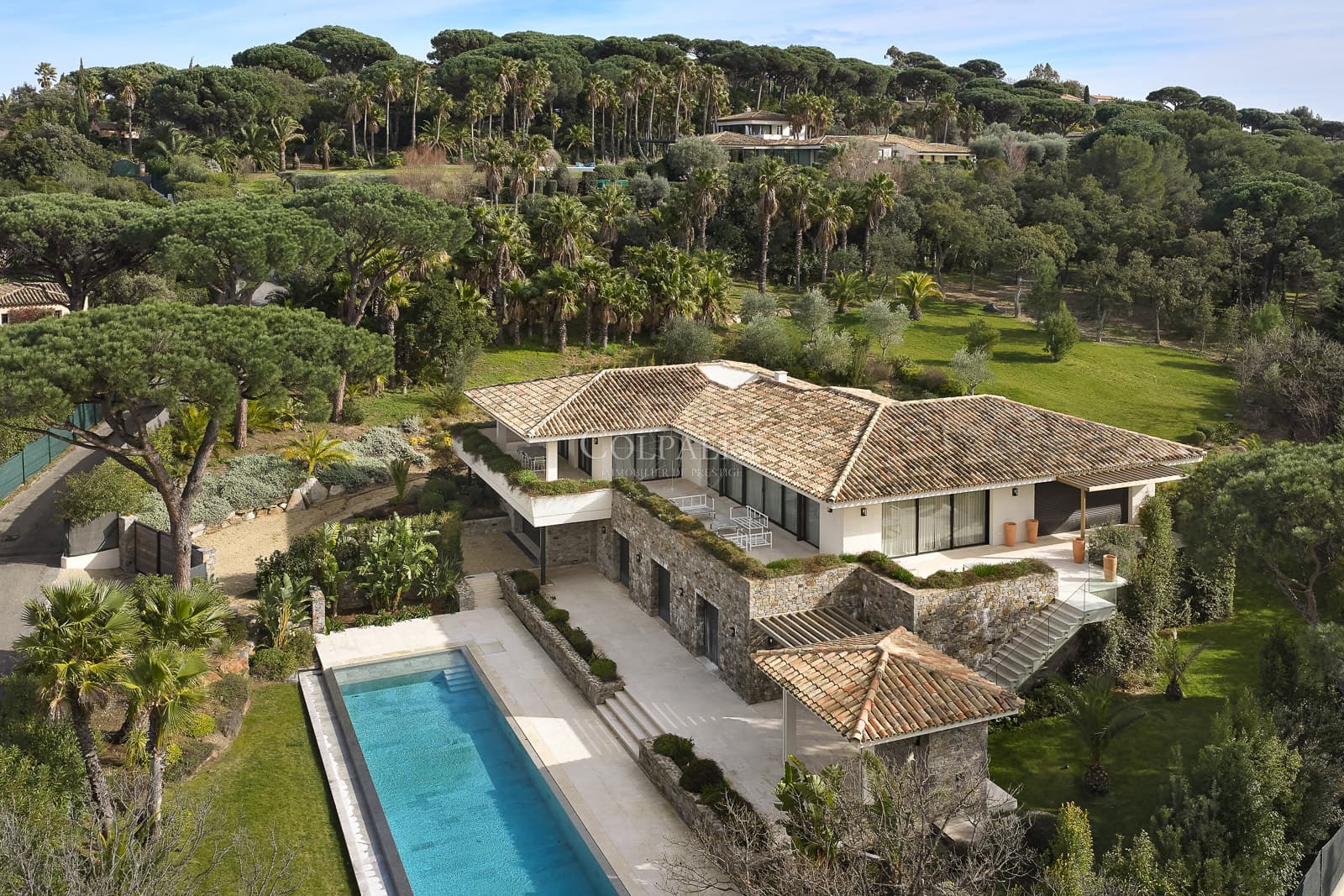 Façade élégante de cette villa neuve de prestige à vendre près de Saint-Tropez et des plages de Pampelonne, implantée sur un terrain verdoyant de 5 000 m².