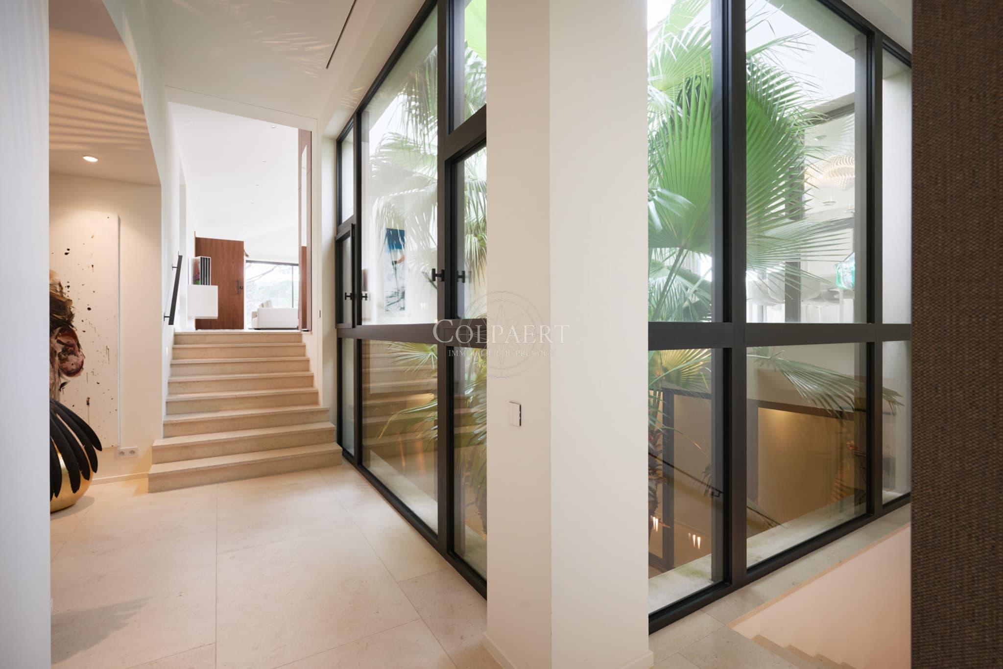 Hall d’entrée spacieux et lumineux accueillant dans cette villa de luxe à vendre près de Saint-Tropez avec architecture contemporaine.
