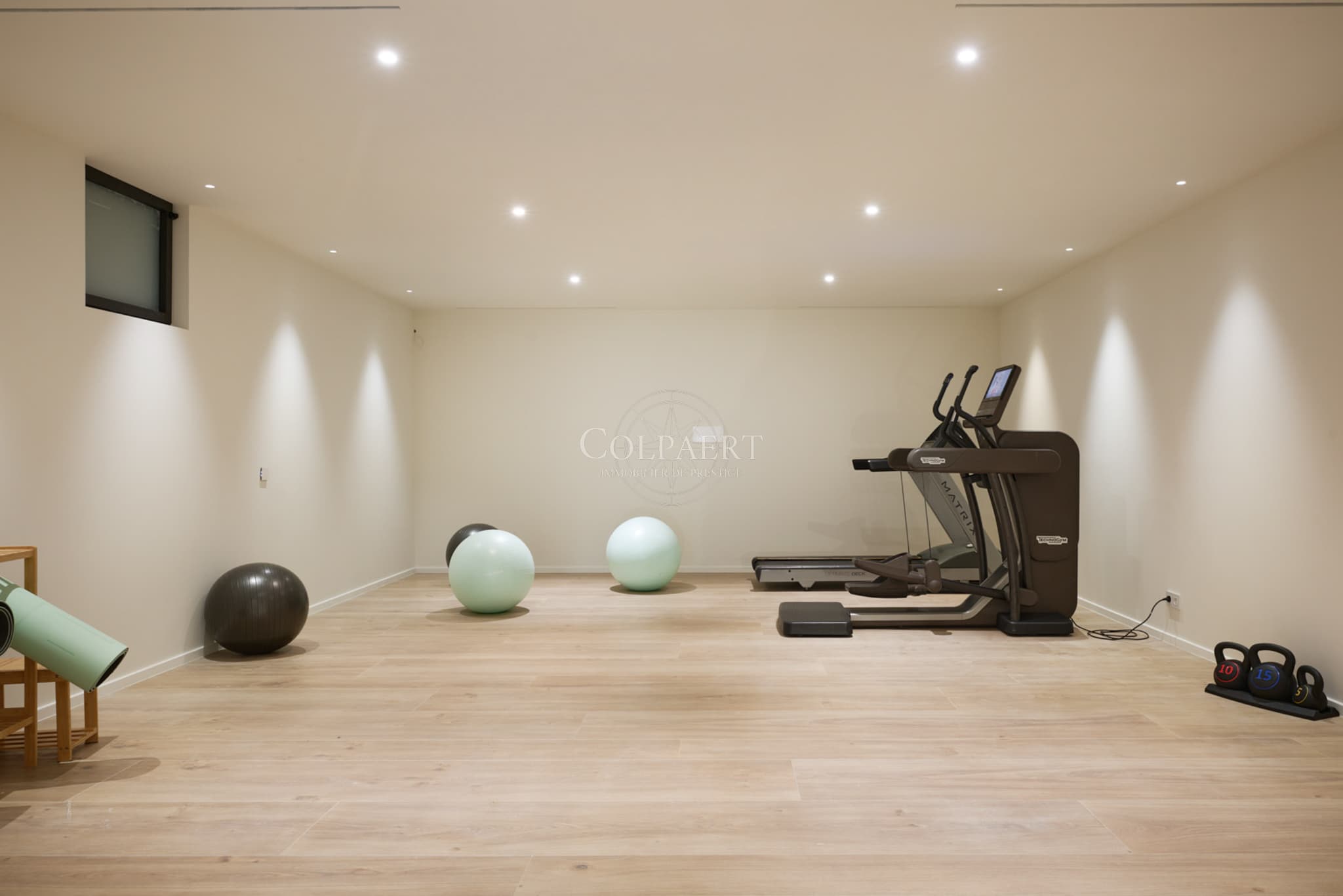 Salle de fitness privée dans cette villa de luxe à vendre près de Saint-Tropez et des plages de Pampelonne, idéale pour le bien-être et l’entraînement à domicile.