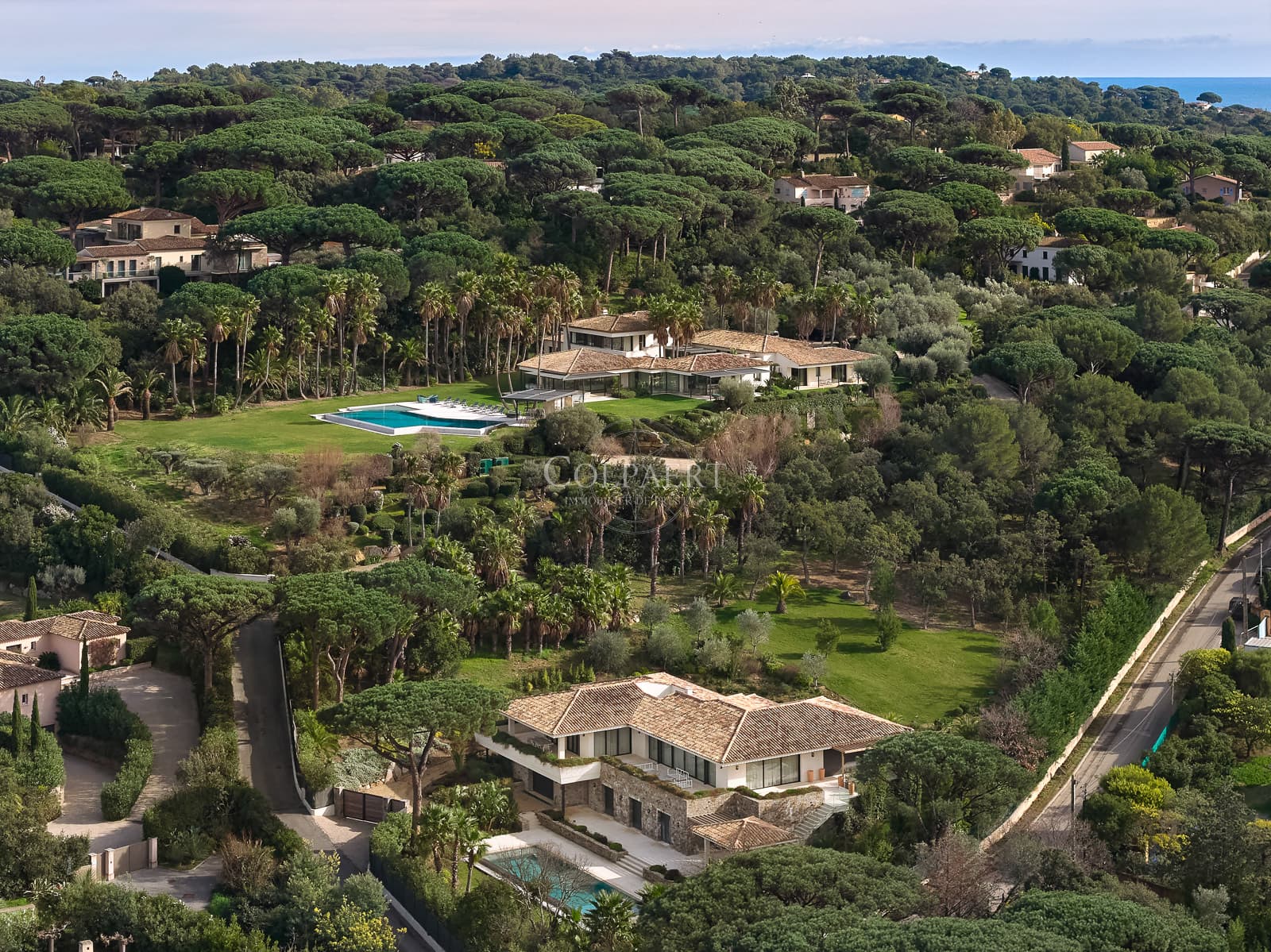 Vue dégagée sur la mer, les collines et le paysage environnant depuis cette villa de luxe à vendre près de Saint-Tropez et Pampelonne.