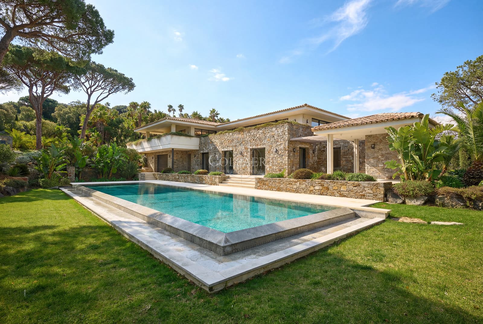 Piscine élégante entourée d’un vaste jardin paysager dans cette villa de luxe à vendre près de Saint-Tropez, idéale pour profiter du climat méditerranéen.