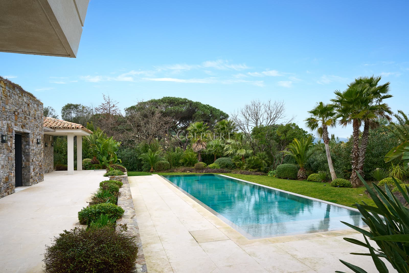 Piscine élégante entourée d’un vaste jardin paysager dans cette villa de luxe à vendre près de Saint-Tropez, idéale pour profiter du climat méditerranéen.