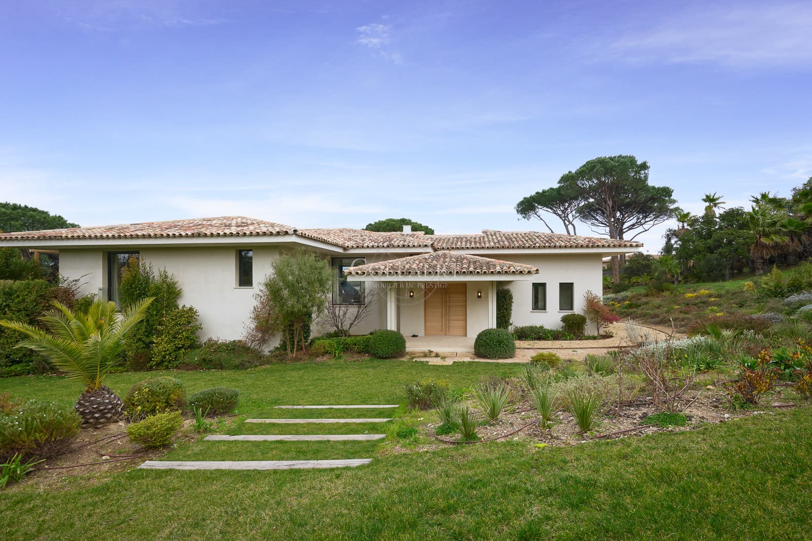 Grand jardin paysager de 5 000 m² entourant cette villa de luxe à vendre près de Saint-Tropez, offrant calme et cadre naturel.