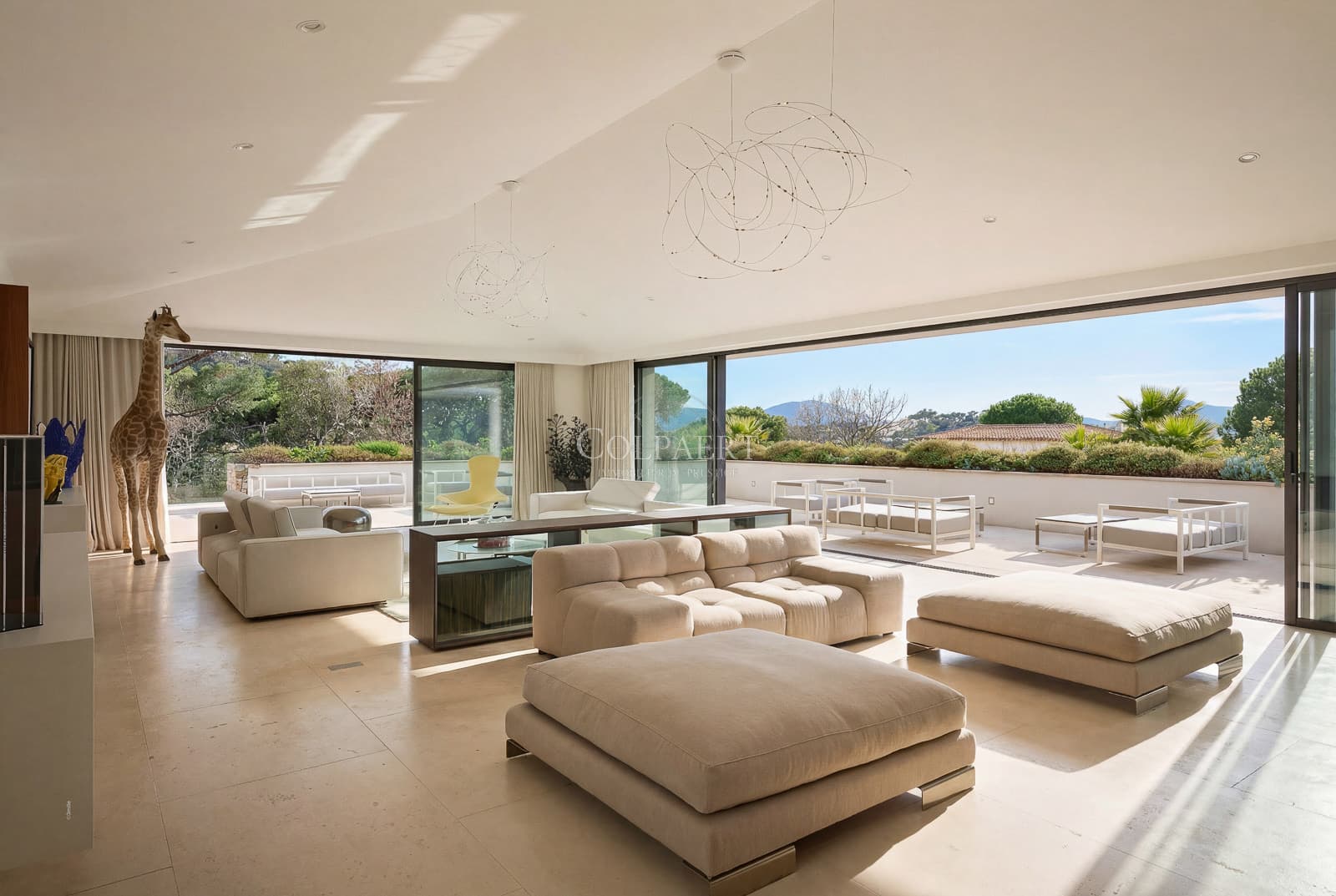 Salon spacieux baigné de lumière grâce aux larges baies vitrées dans cette villa de luxe à vendre près de Saint-Tropez.