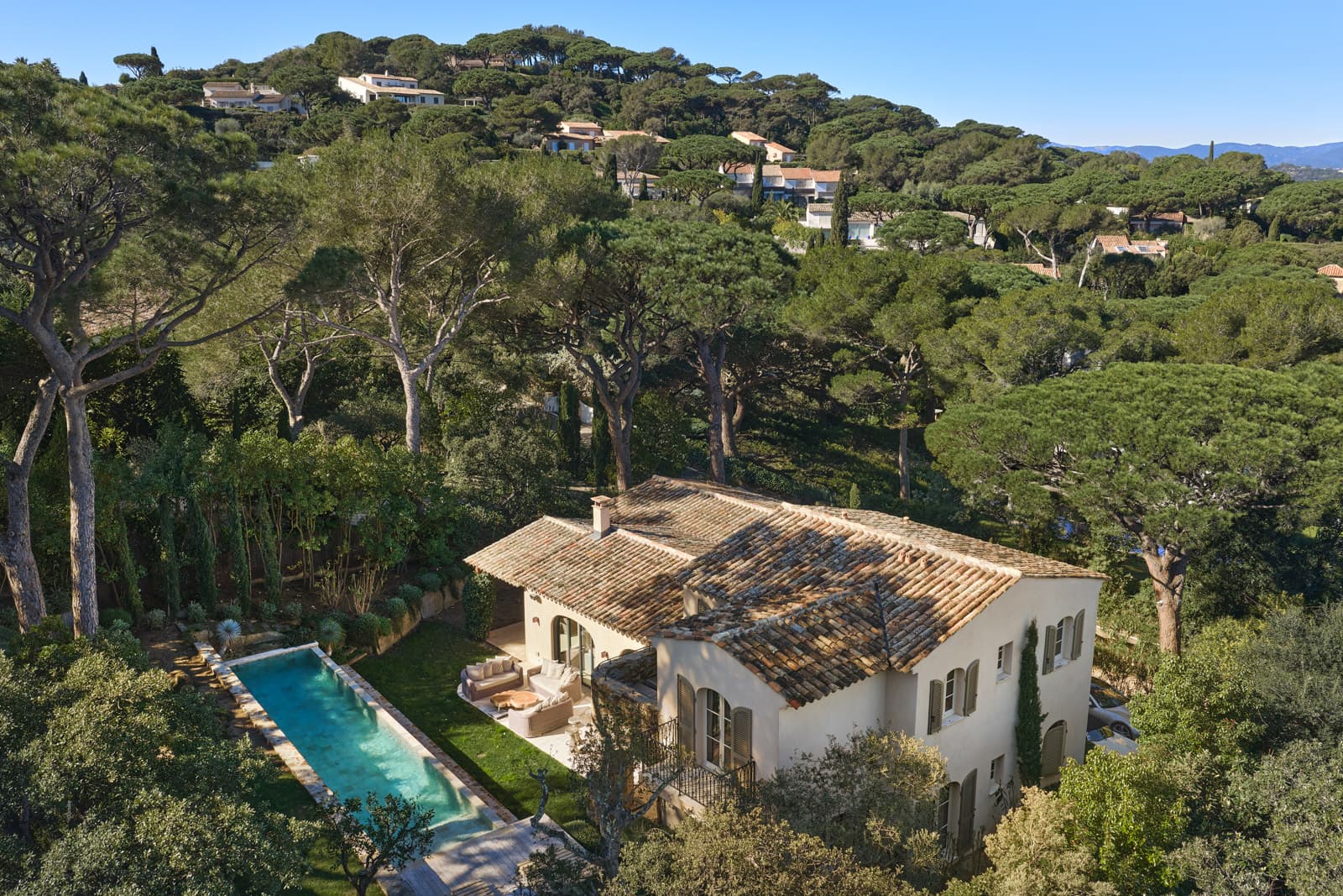 Façade élégante de cette villa neuve de luxe à vendre à Saint-Tropez dans le domaine sécurisé du Parc des Salins, à quelques minutes à pied de la plage.