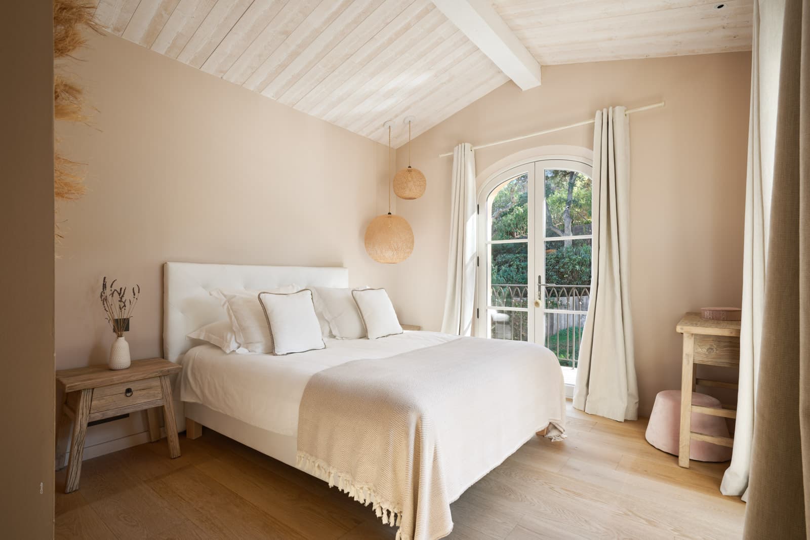 Suite parentale élégante avec dressing et salle de bains privative dans cette villa de luxe à vendre à Saint-Tropez à quelques minutes de la plage.