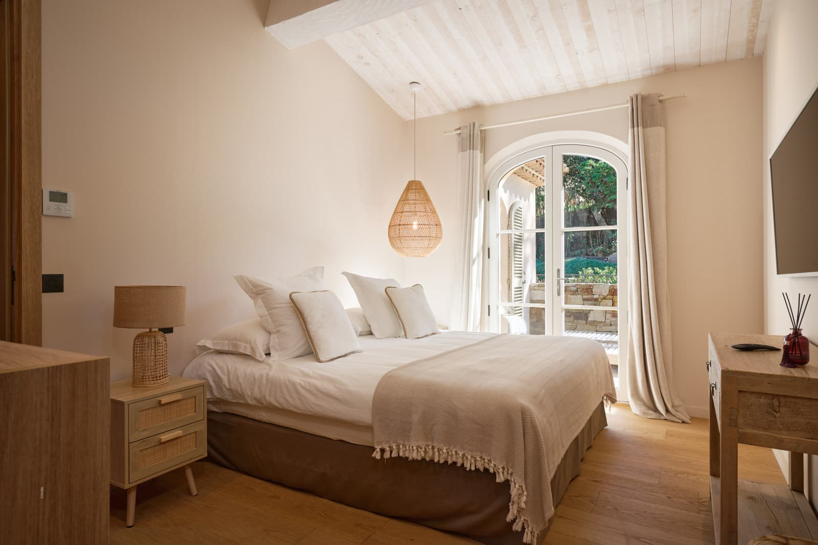 Chambre en suite lumineuse avec dressing et salle de bains dans cette villa de luxe à vendre à Saint-Tropez proche du centre et des plages.