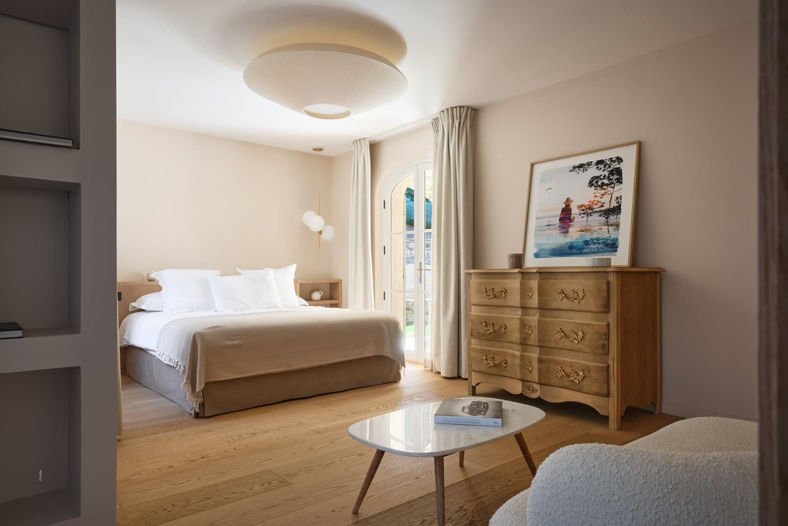 Chambre en suite lumineuse avec dressing et salle de bains dans cette villa de luxe à vendre à Saint-Tropez proche du centre et des plages.