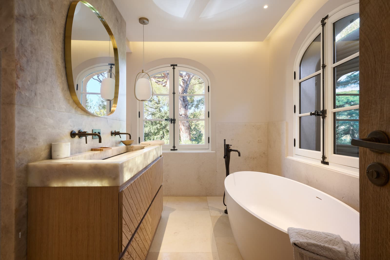 Salle de bains élégante avec matériaux haut de gamme dans cette villa de luxe à vendre à Saint-Tropez dans le domaine du Parc des Salins.
