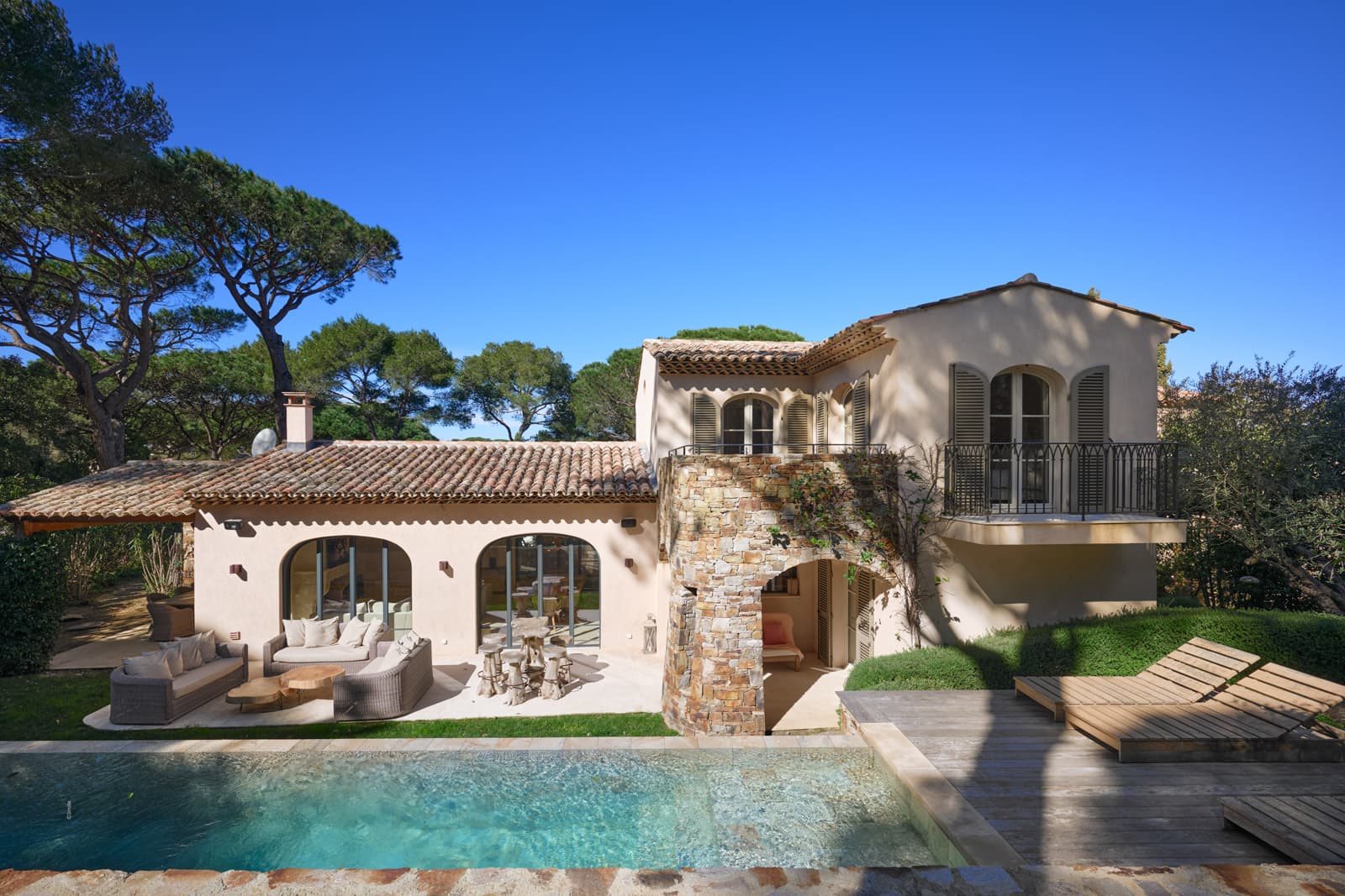 Façade élégante de cette villa neuve de luxe à vendre à Saint-Tropez dans le domaine sécurisé du Parc des Salins, à quelques minutes à pied de la plage.