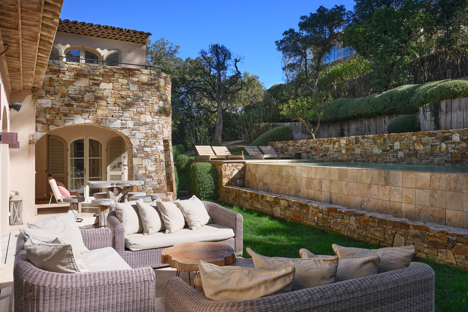 Terrasse avec espace barbecue idéale pour profiter du climat méditerranéen dans cette villa de luxe à vendre à Saint-Tropez.