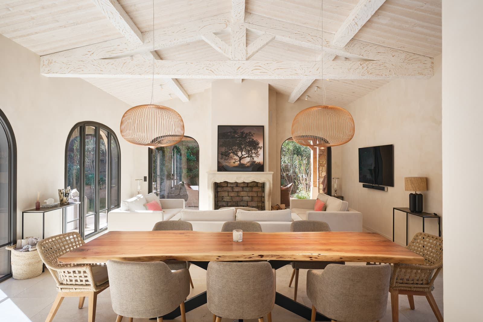 Espace salle à manger élégant intégré à l’espace de vie ouvert de cette villa de luxe à vendre à Saint-Tropez proche de la plage.