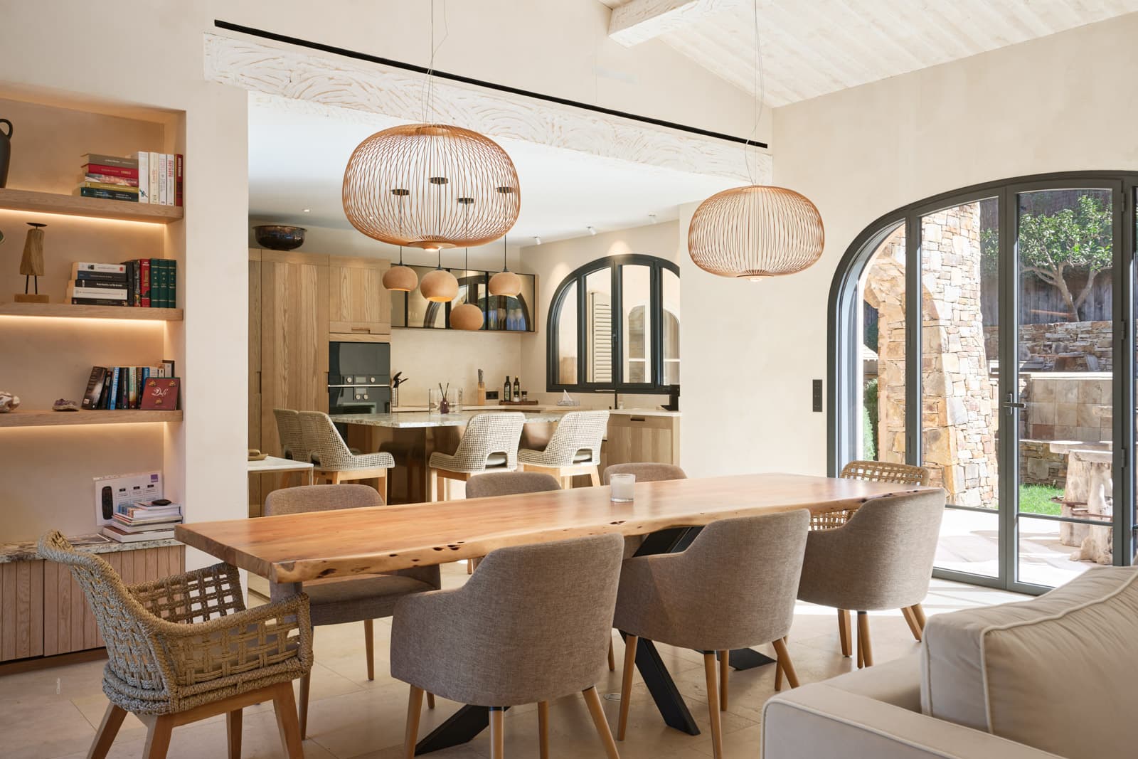 Espace salle à manger élégant intégré à l’espace de vie ouvert de cette villa de luxe à vendre à Saint-Tropez proche de la plage.