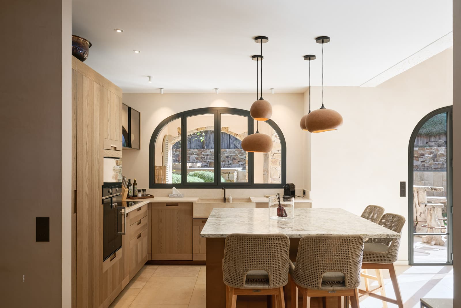 Cuisine américaine entièrement équipée avec finitions haut de gamme dans cette villa de luxe à vendre à Saint-Tropez Parc des Salins.