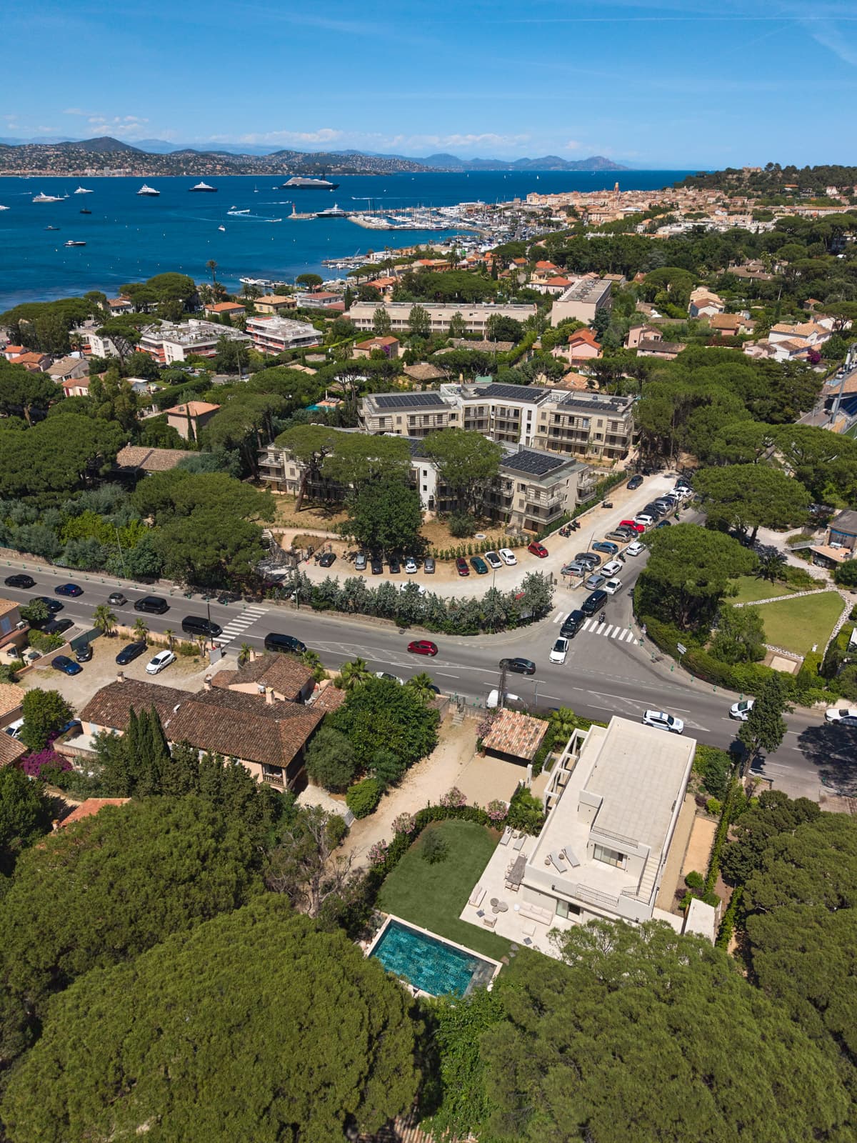Vue aérienne d'une villa de luxe avec vue mer, à vendre à Saint-Tropez, à proximité immédiate des plages et du centre-ville.