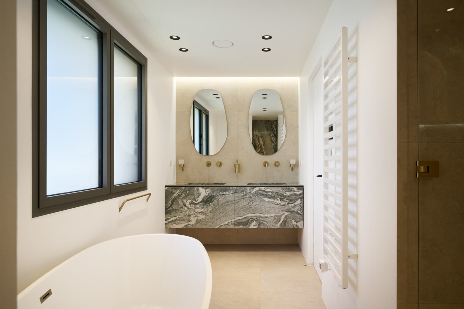 Salle de bains contemporaine aux finitions raffinées dans une villa de prestige à vendre à Saint-Tropez.
