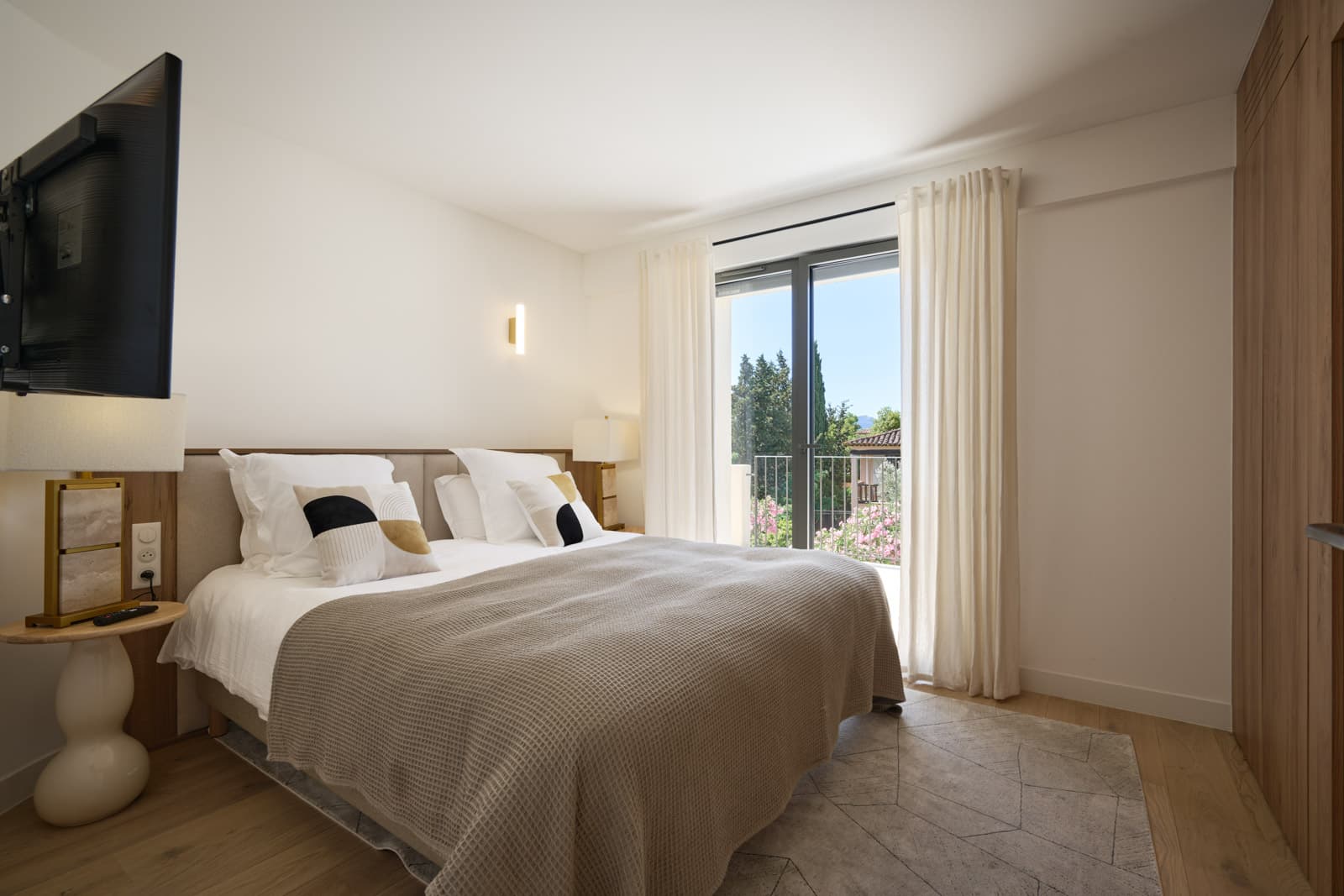 Chambre élégante bénéficiant d'une salle d'eau privative dans une villa de luxe à vendre à Saint-Tropez.