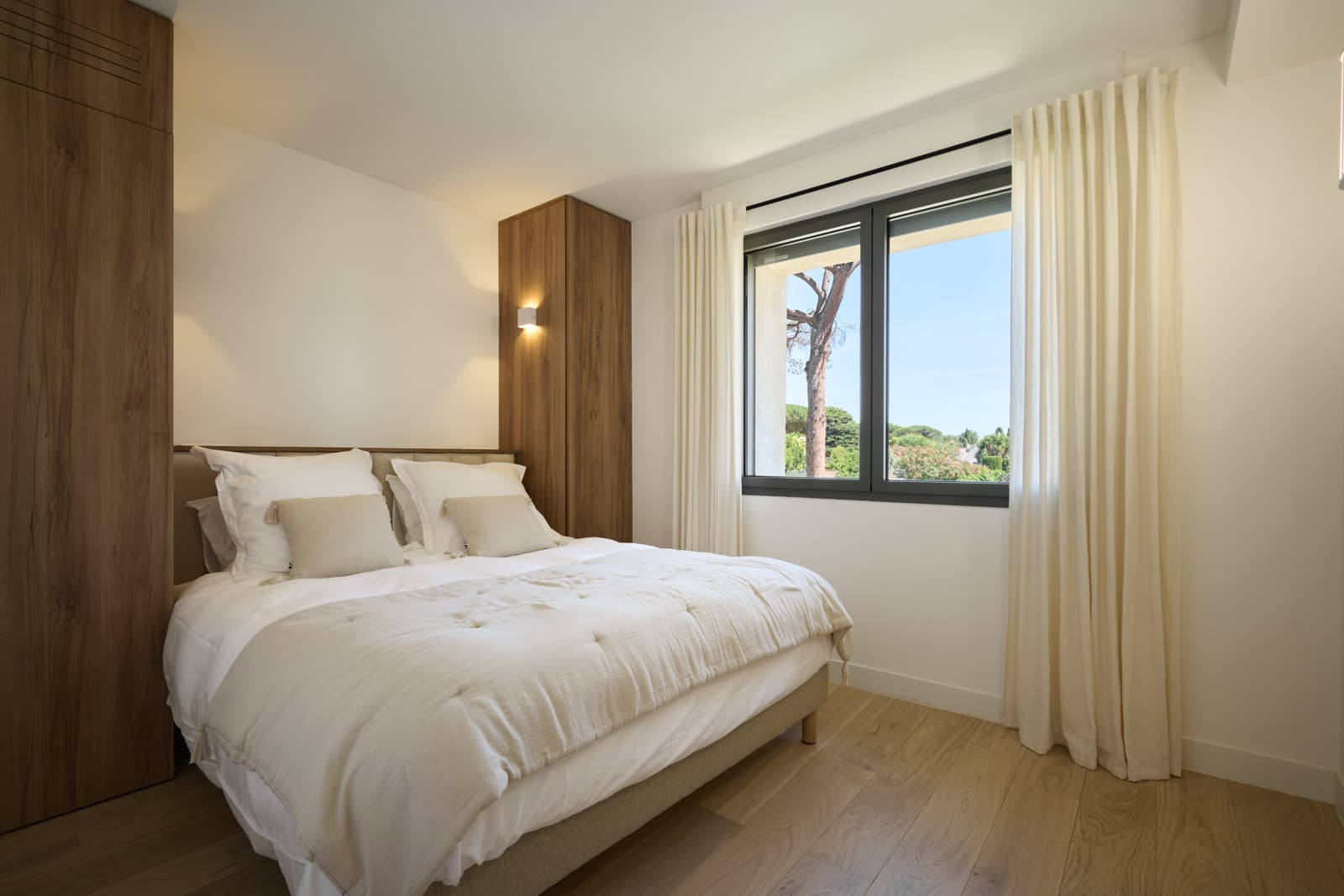 Chambre élégante bénéficiant d'une salle d'eau privative dans une villa de luxe à vendre à Saint-Tropez.