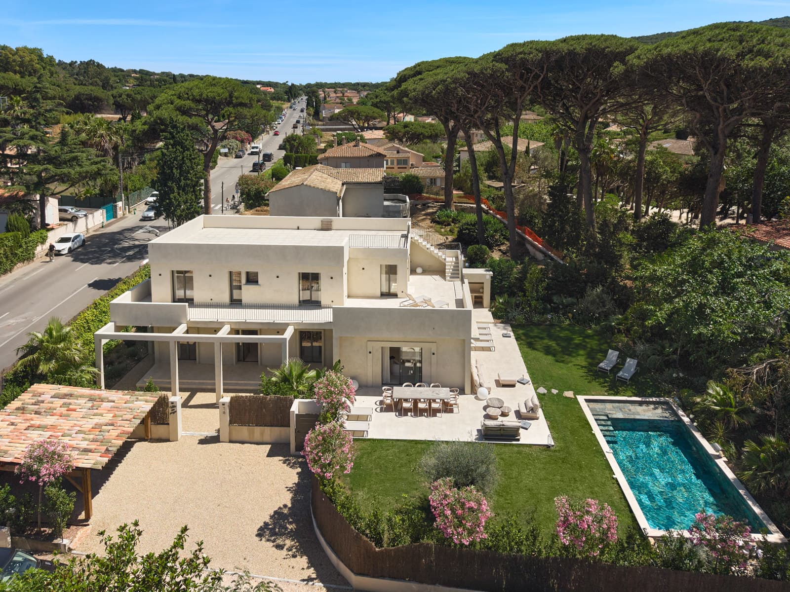 Façade élégante d'une villa contemporaine de prestige à vendre à Saint-Tropez, à quelques pas des plages et du centre-ville.