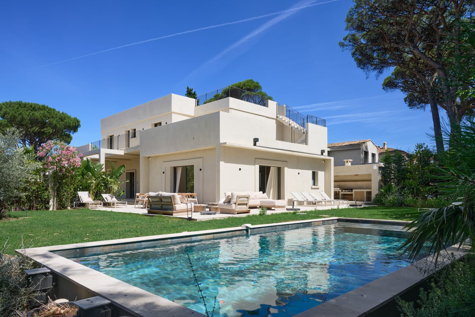 Façade élégante d'une villa contemporaine de prestige à vendre à Saint-Tropez, à quelques pas des plages et du centre-ville.