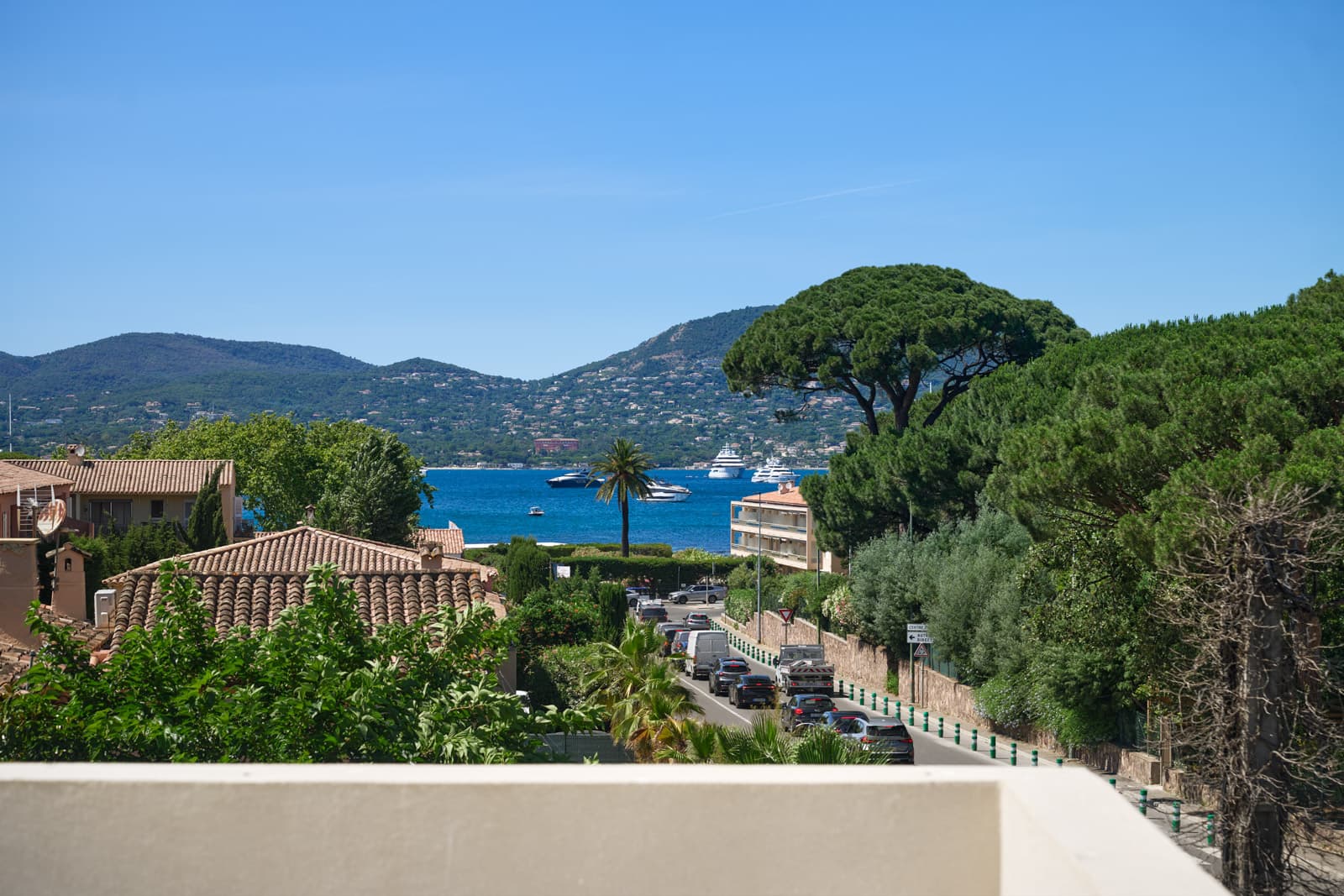 Vue dégagée sur les collines et les extérieurs d'une villa contemporaine de prestige à Saint-Tropez.