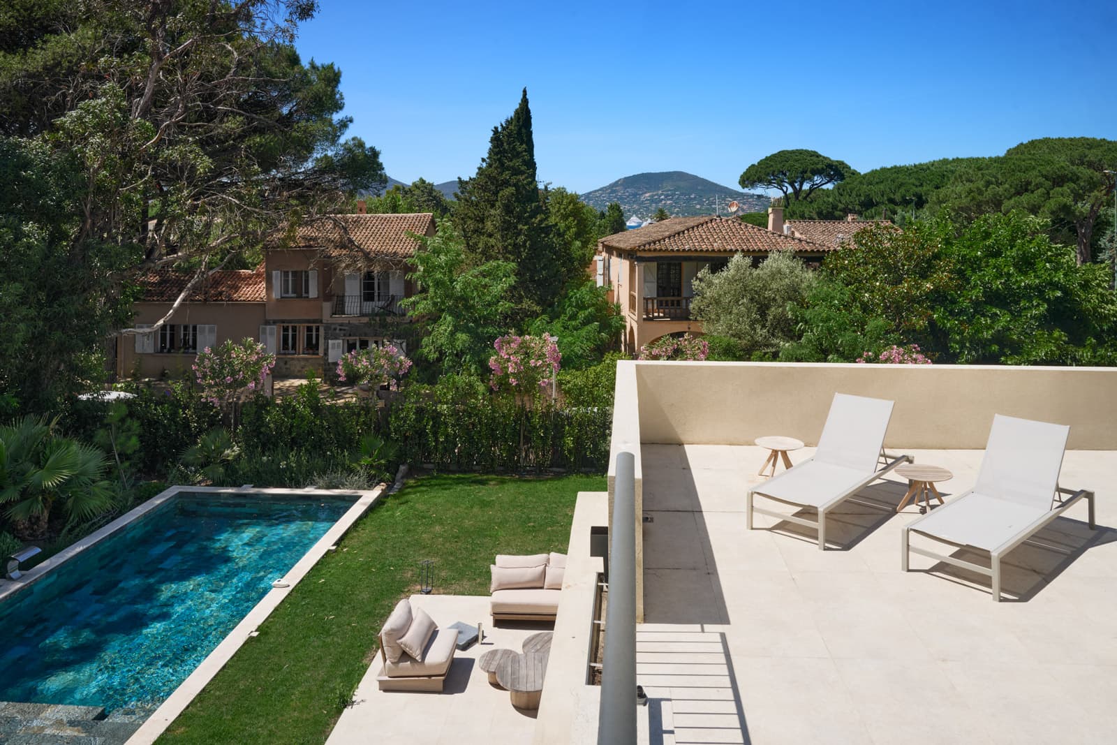 Grande terrasse ensoleillée offrant un agréable espace de détente dans une villa contemporaine à Saint-Tropez.