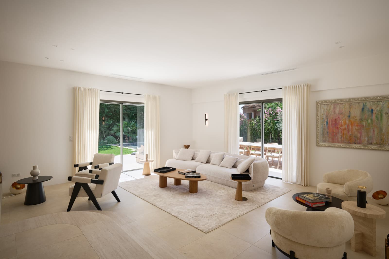 Vaste séjour baigné de lumière avec cheminée et larges baies vitrées dans une villa contemporaine à vendre à Saint-Tropez.