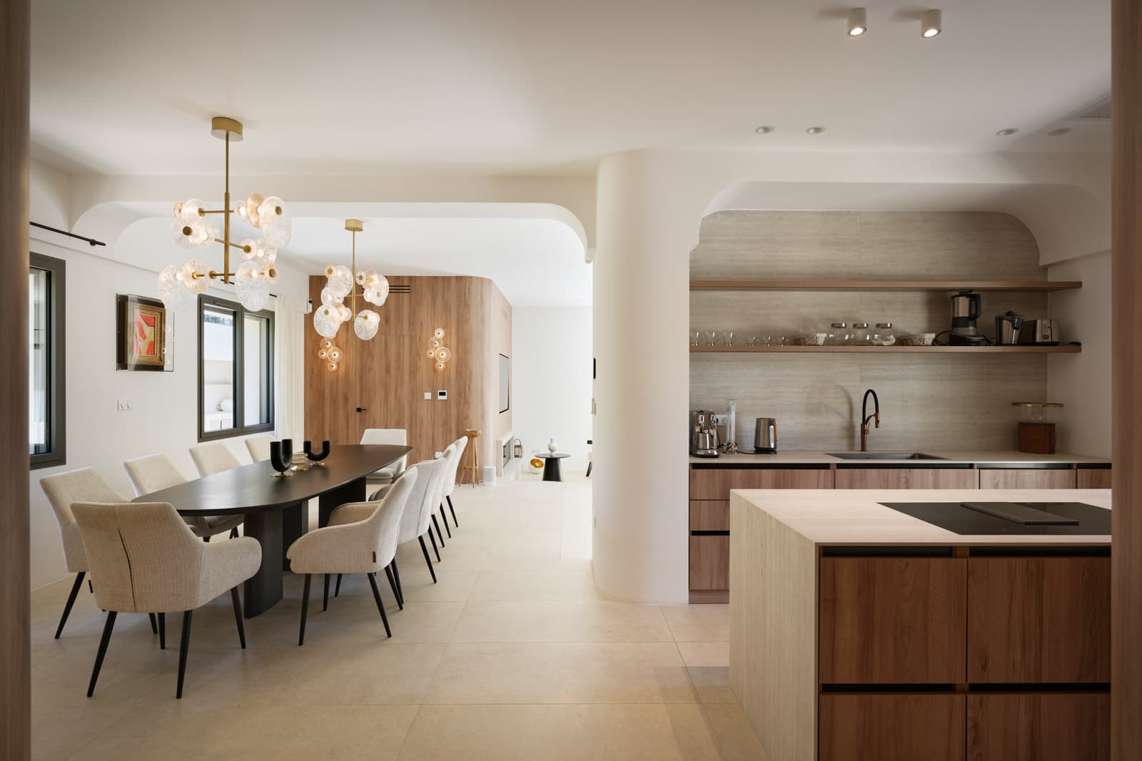 Cuisine ouverte entièrement équipée avec finitions haut de gamme dans une villa contemporaine proche des plages de Saint-Tropez.