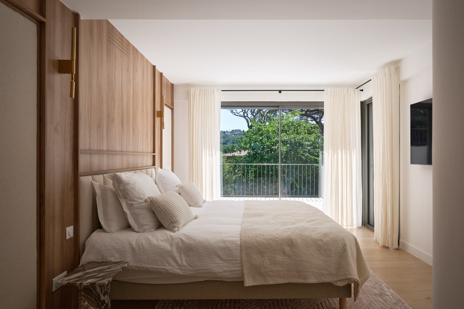 Suite parentale lumineuse avec salle de bains privative dans une villa contemporaine de prestige à Saint-Tropez.
