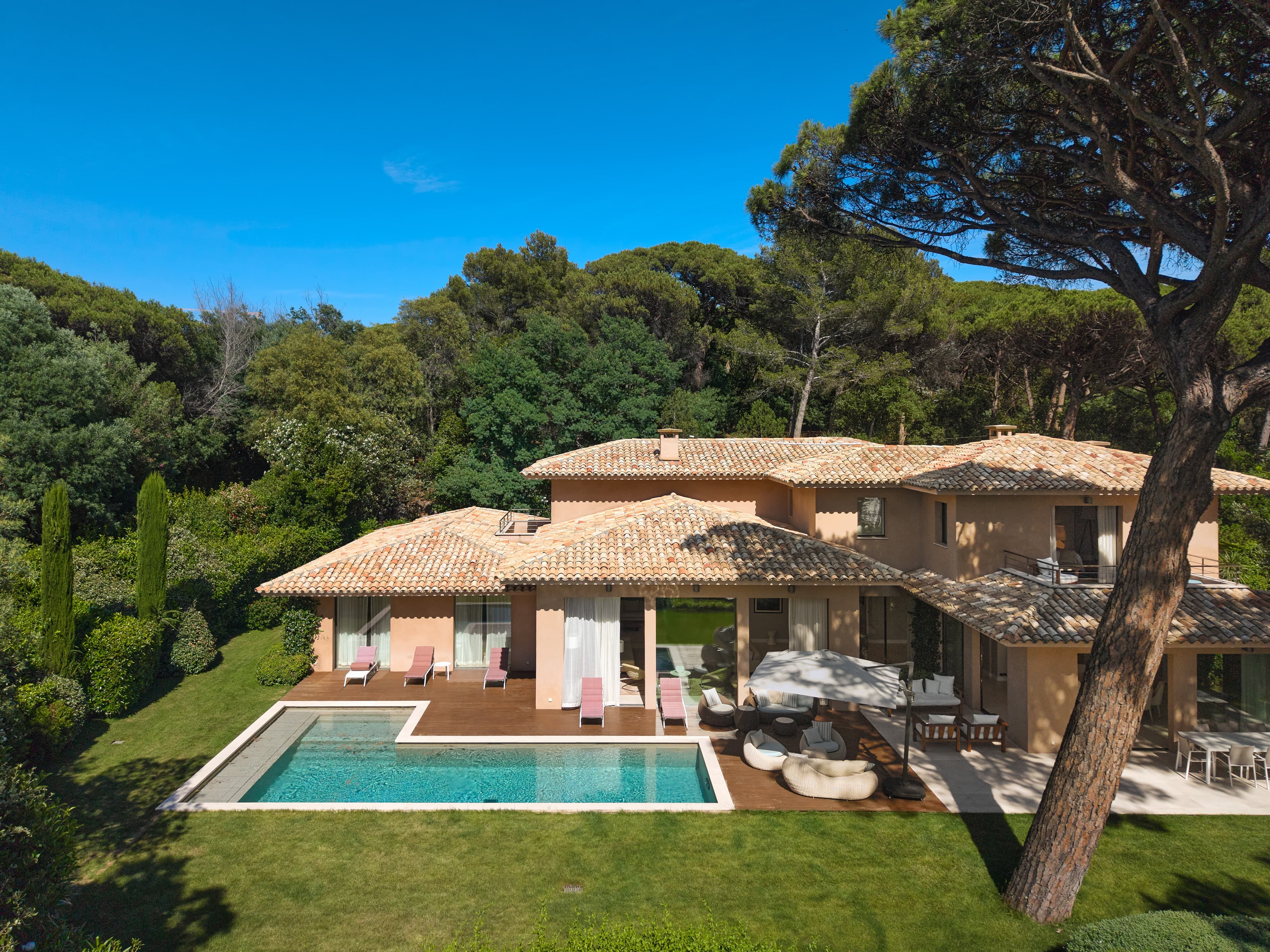 Façade d'une villa contemporaine à vendre bénéficiant d'un emplacement exceptionnel en première ligne de mer.
