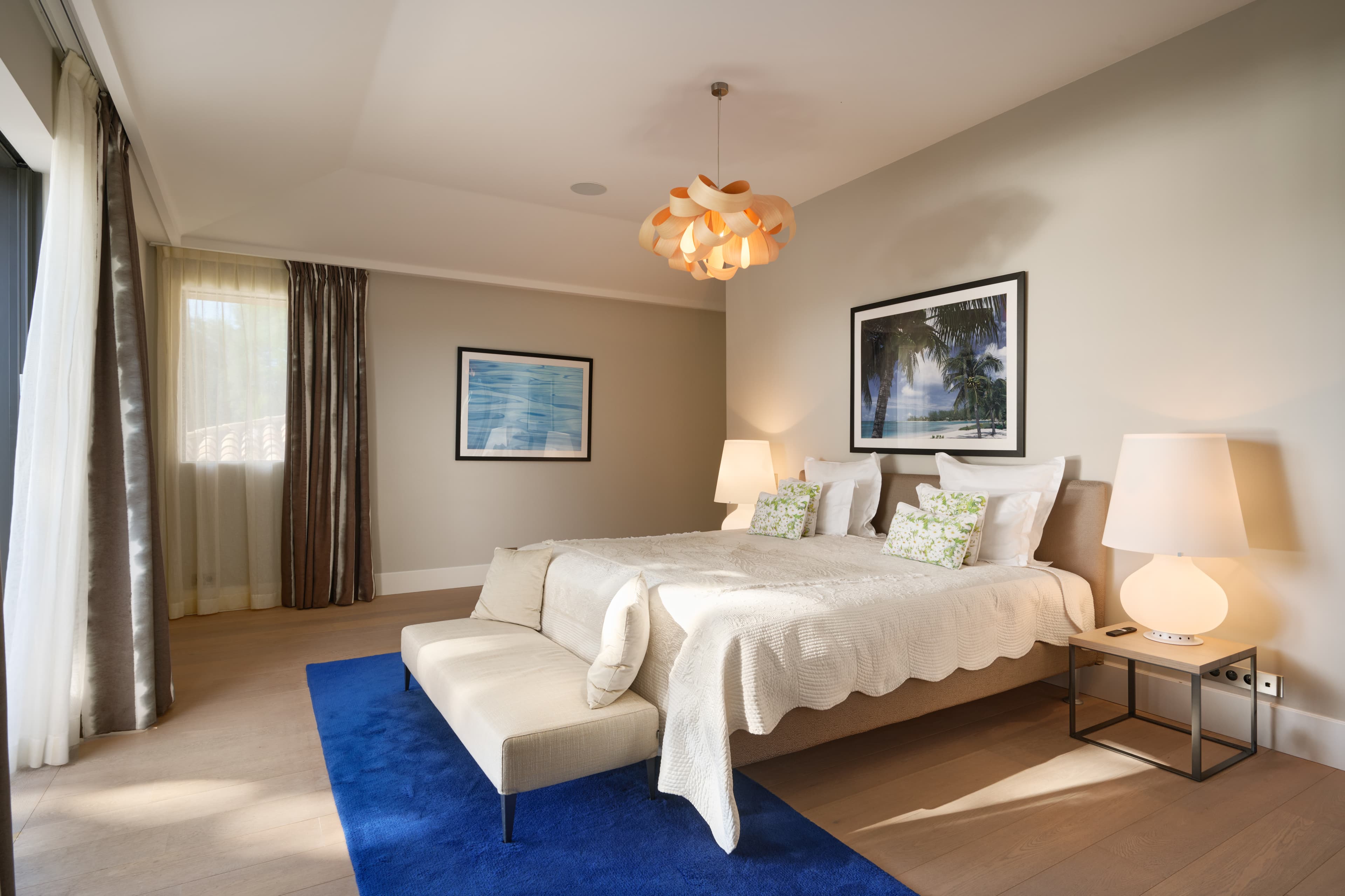 Suite parentale de prestige avec vue mer et salle de bains privative dans une propriété d'exception.