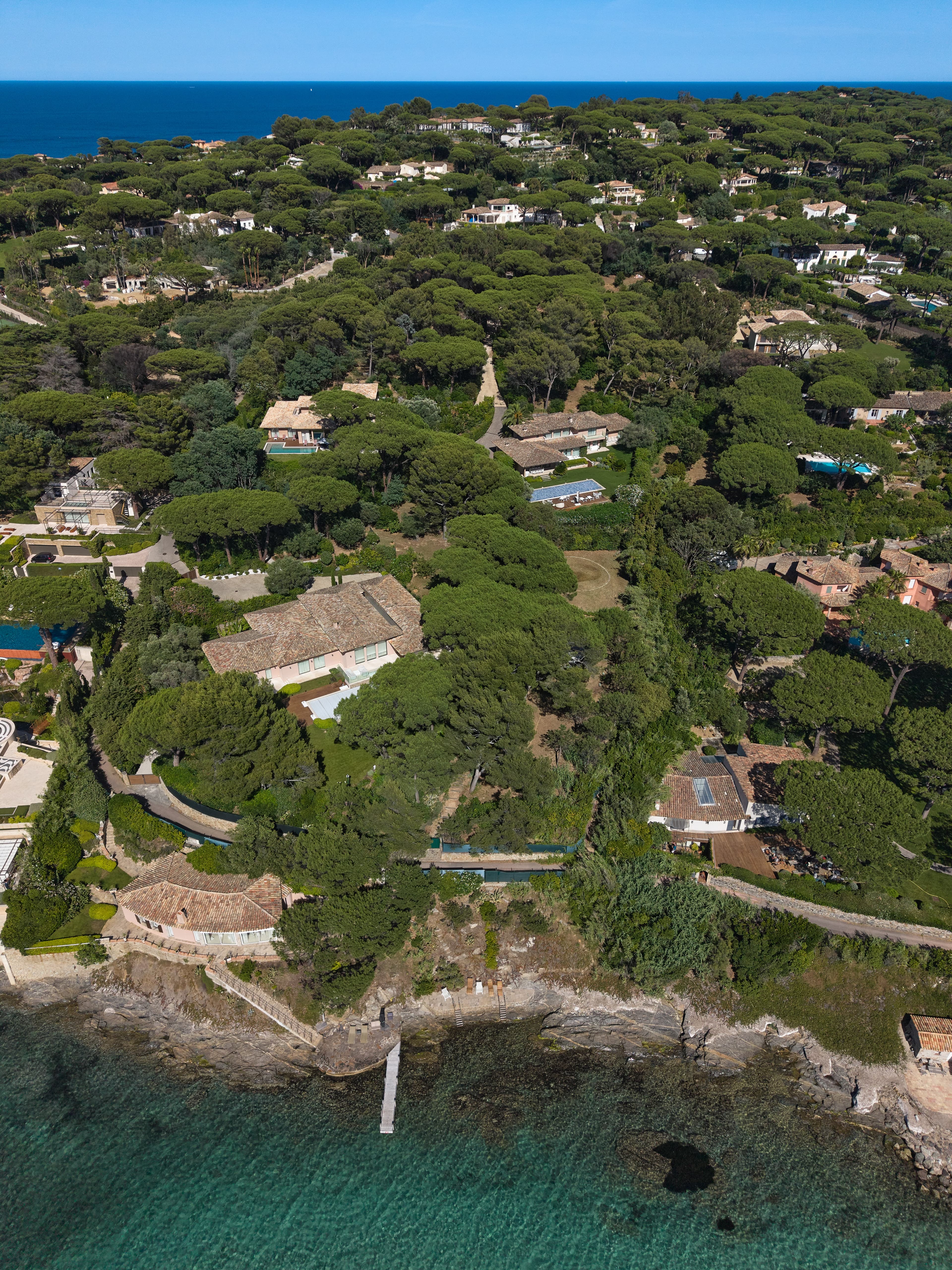 Vue aérienne d'une propriété de prestige en première ligne de mer au cœur des Parcs de Saint-Tropez.