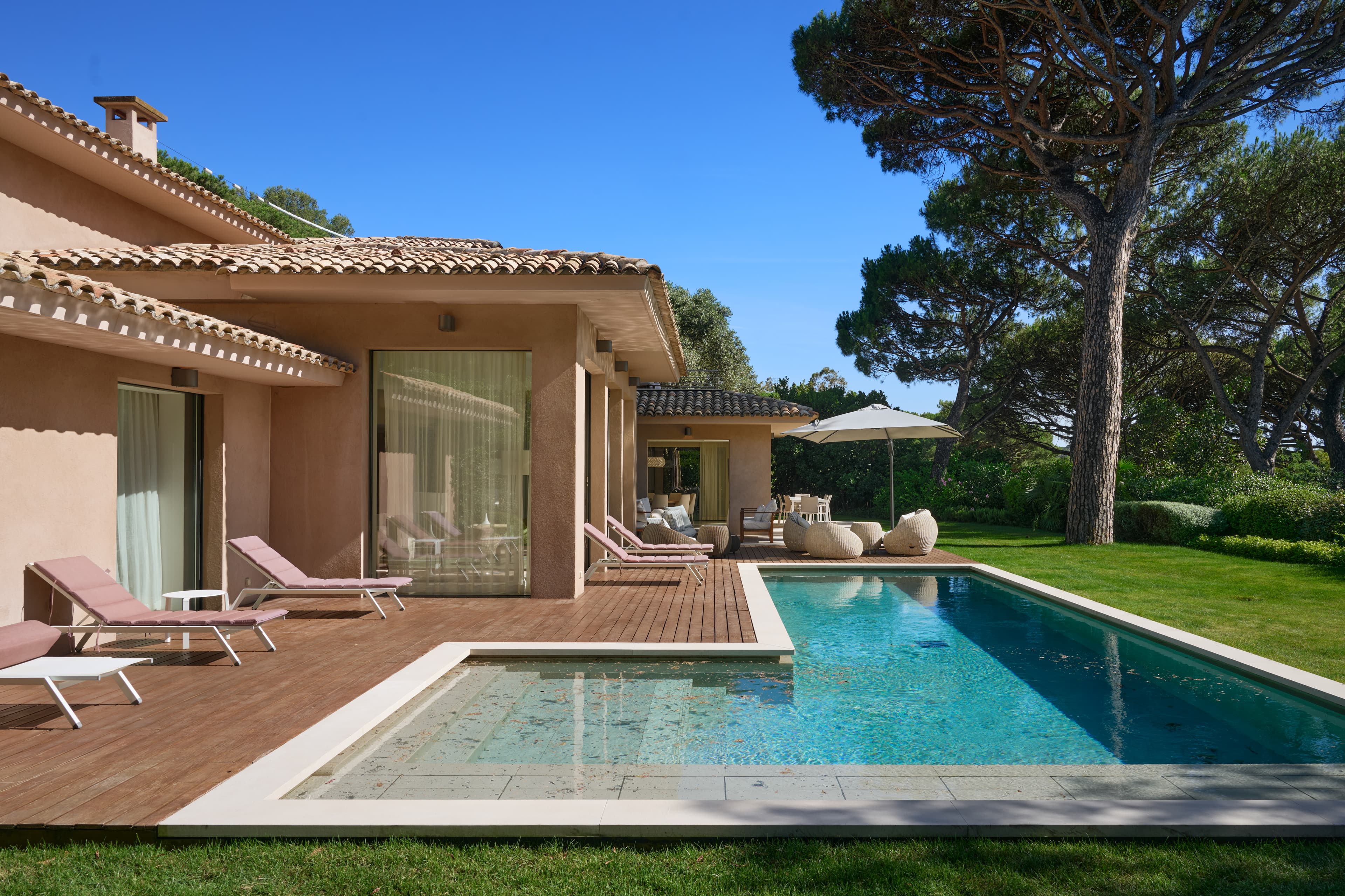 Piscine chauffée intégrée dans un jardin méditerranéen face à la mer au cœur des Parcs de Saint-Tropez.