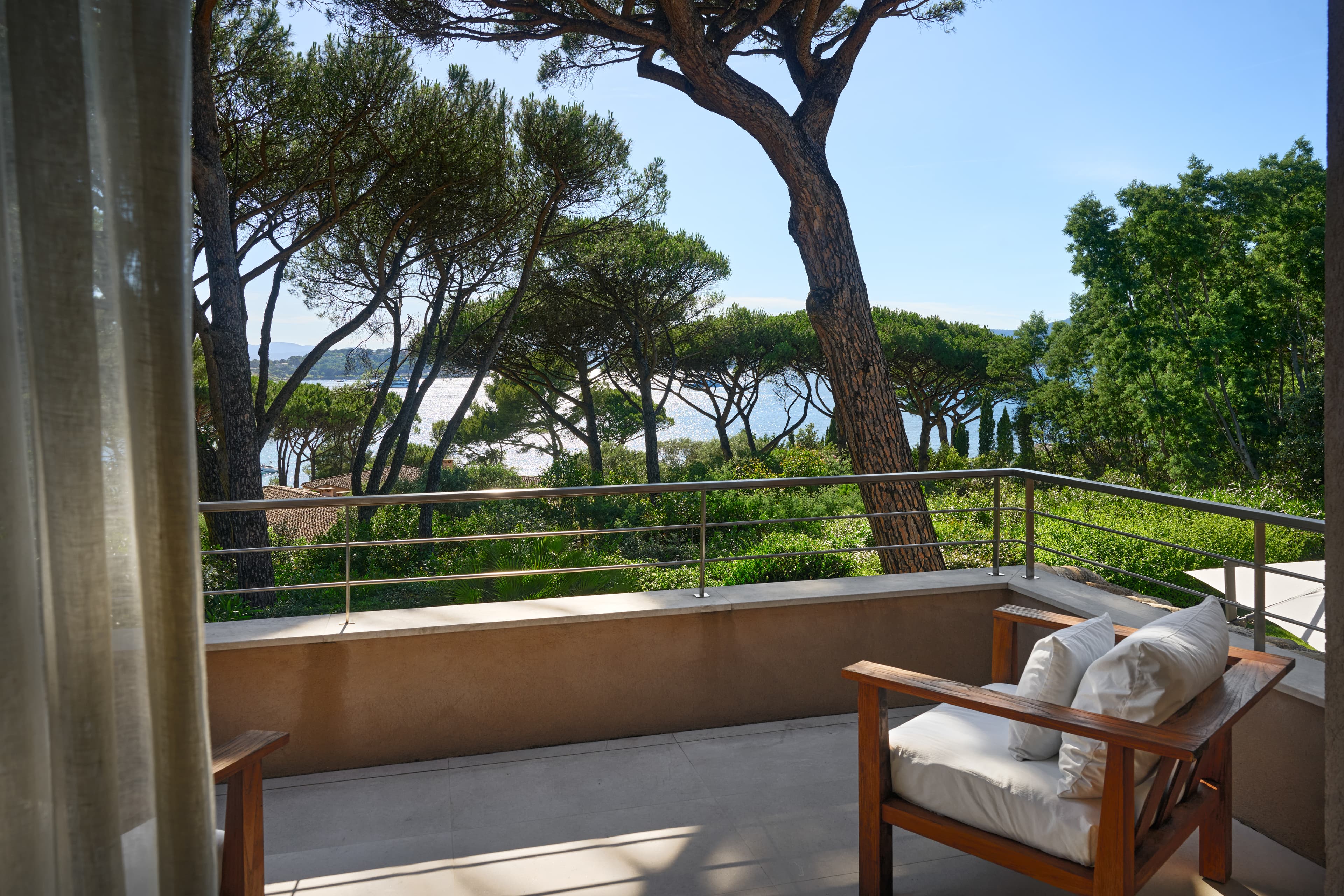 Grande terrasse ouverte sur la Méditerranée dans une propriété contemporaine en première ligne de mer.