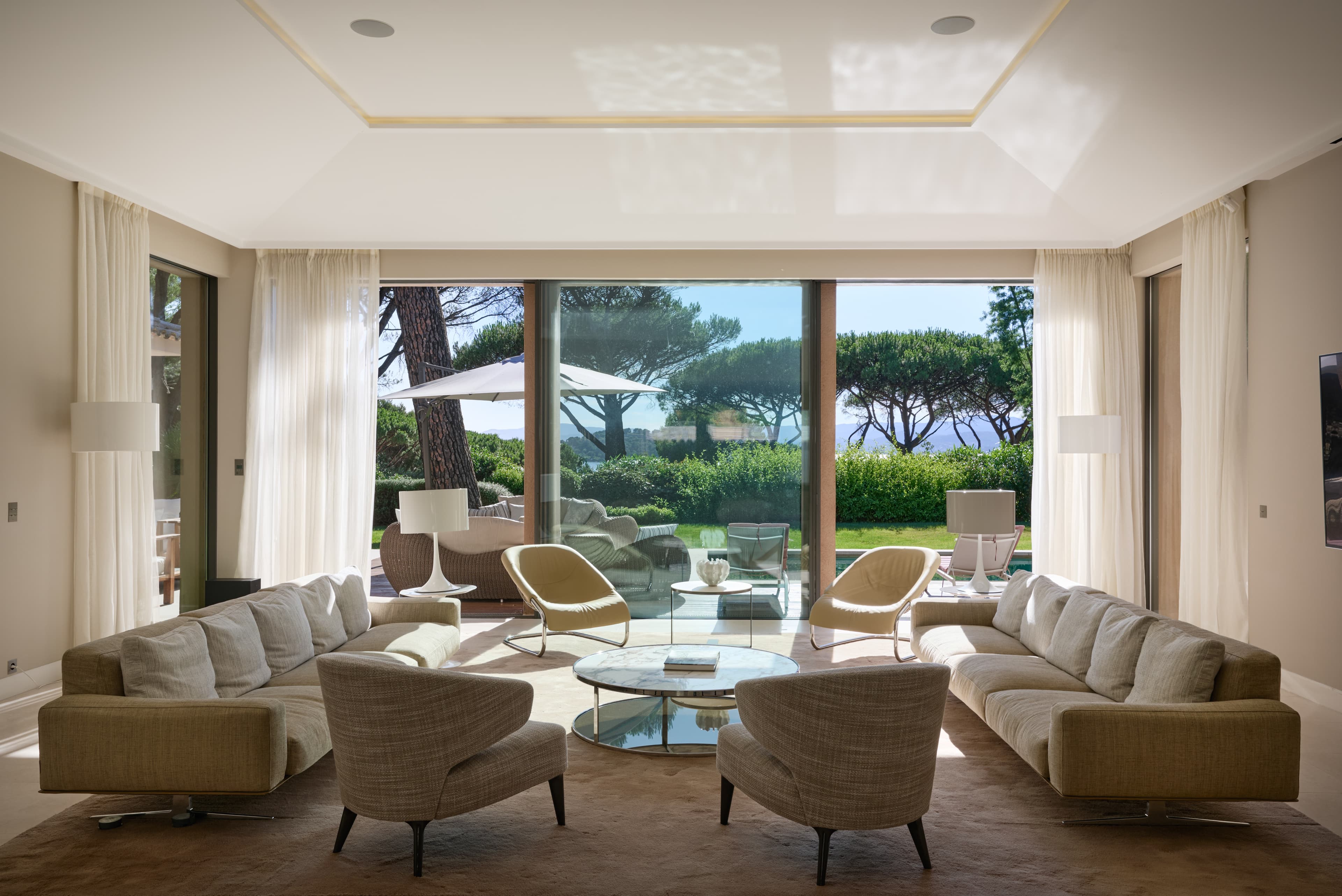 Salon lumineux bénéficiant d'une vue exceptionnelle sur la Méditerranée dans une villa de prestige à vendre.